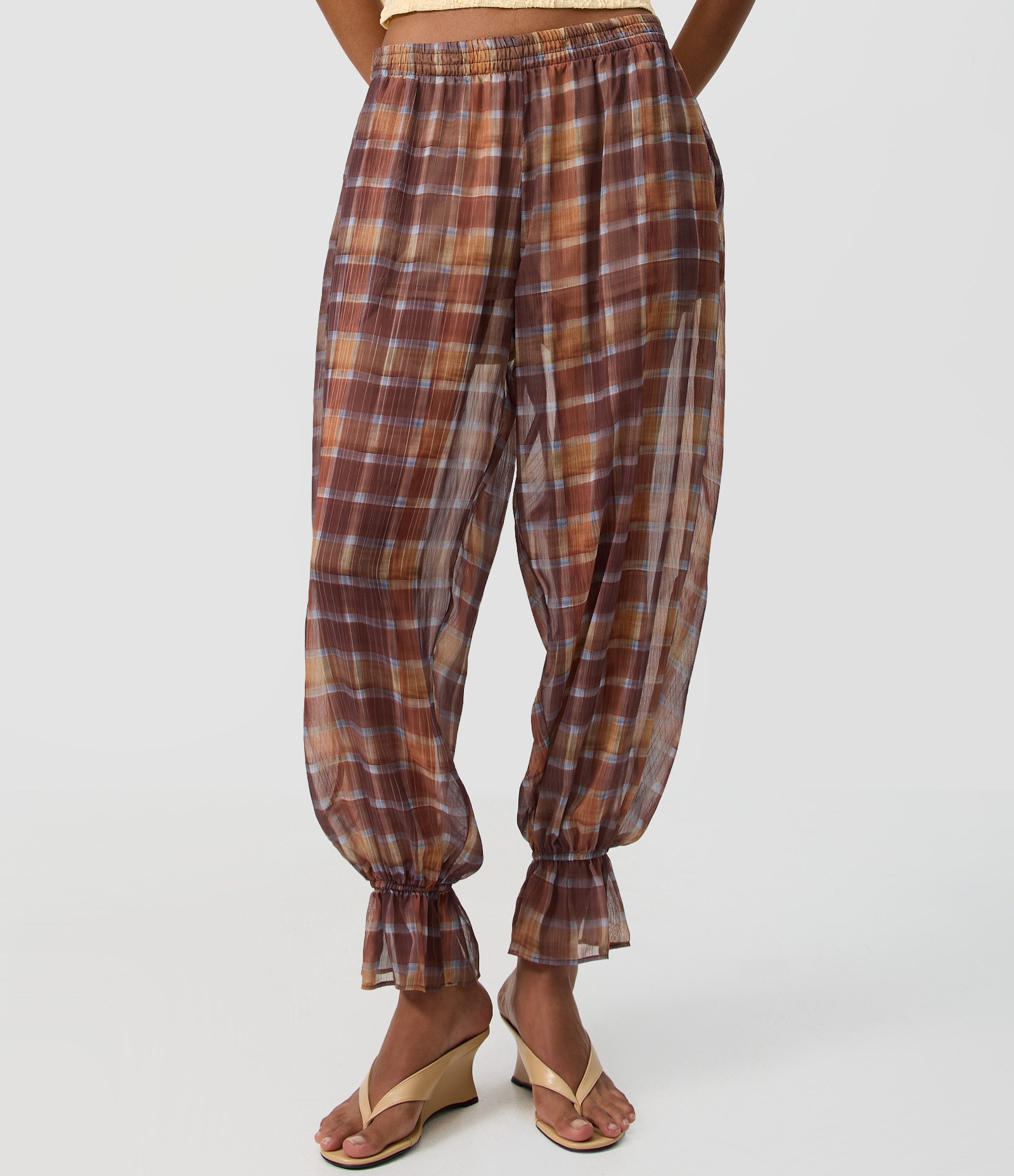 Calça Aladim em Chiffon Xadrez com Franzido no Tornozelo Marrom 2