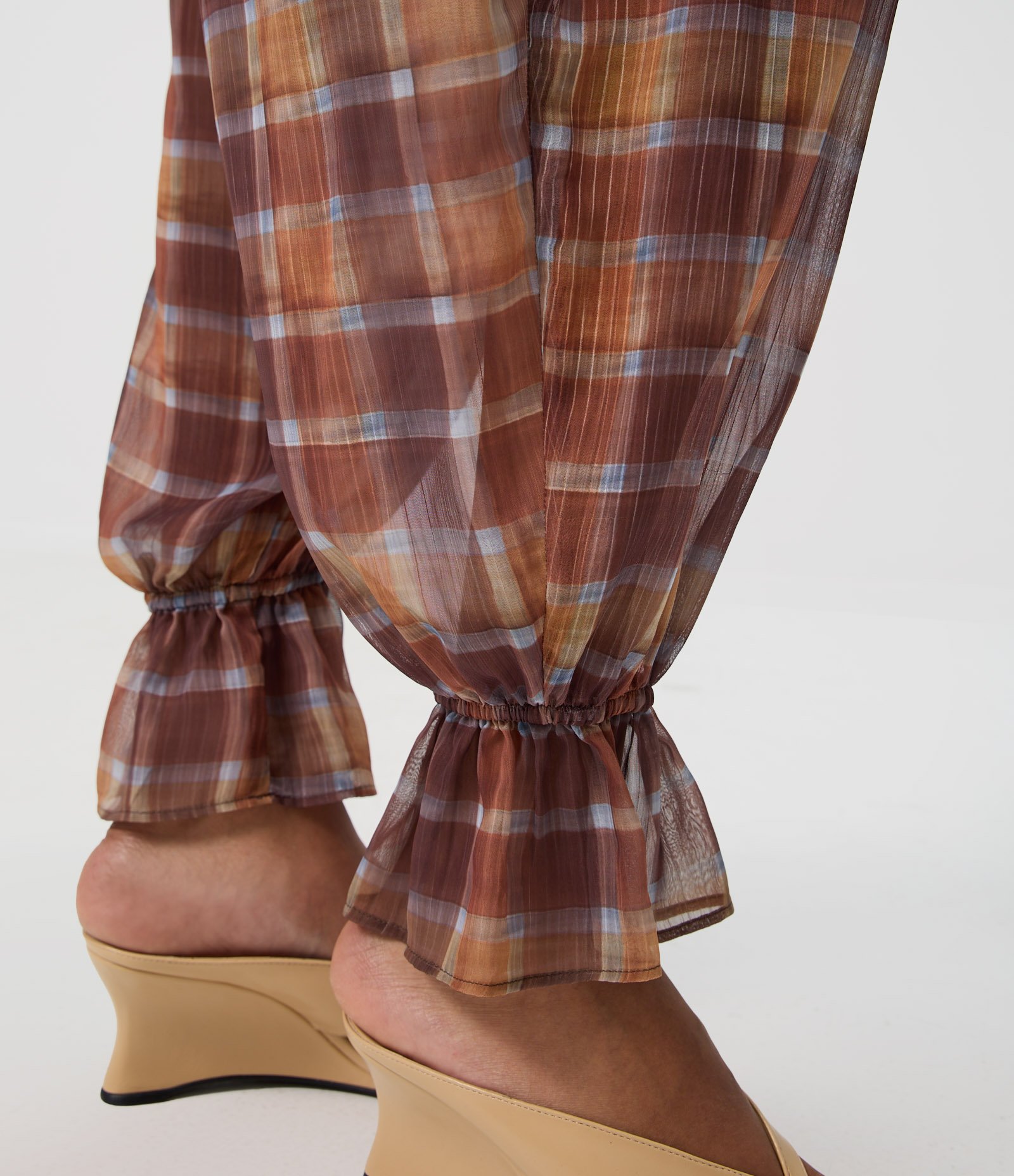 Calça Aladim em Chiffon Xadrez com Franzido no Tornozelo Marrom 3