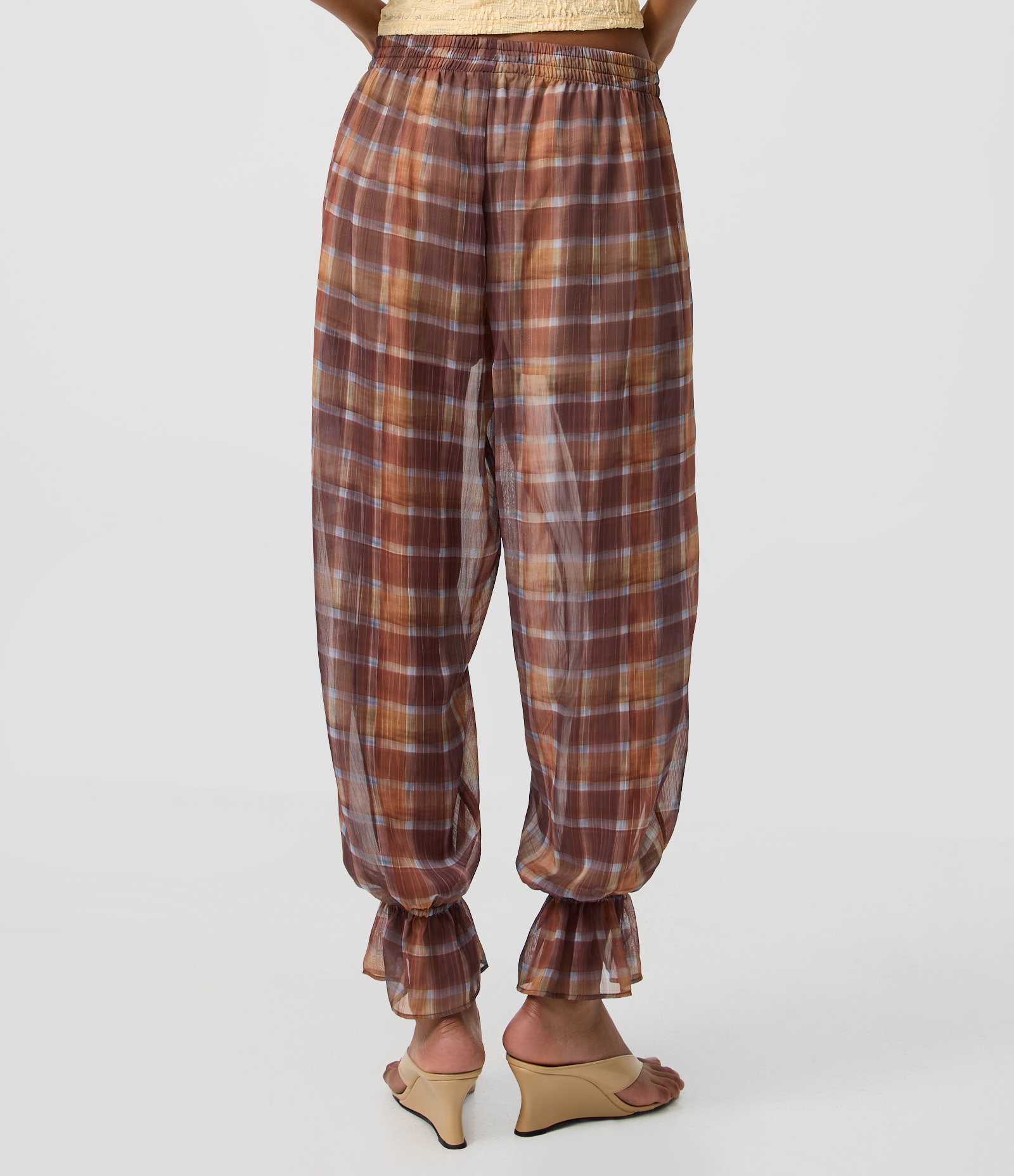 Calça Aladim em Chiffon Xadrez com Franzido no Tornozelo Marrom 4