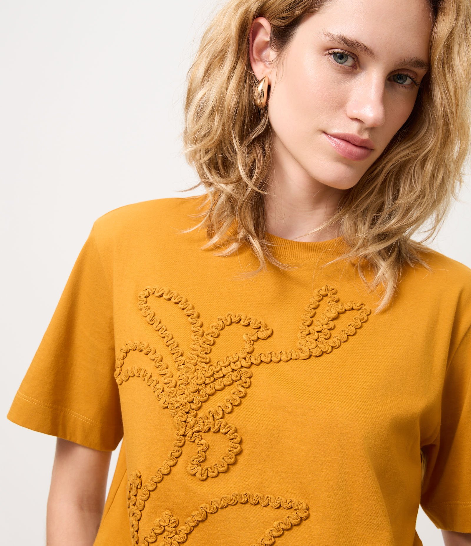 Blusa em Algodão com Bordado Floral Aplicado Marrom 3