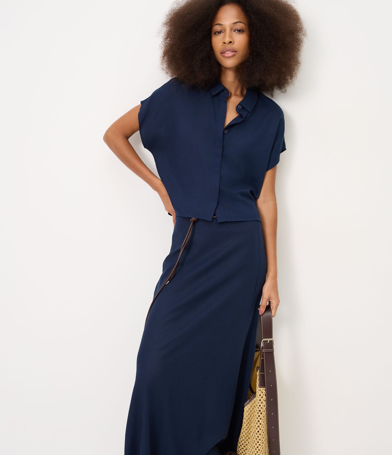 Saia Midi em Viscolinho com Cinto em PU Azul 2