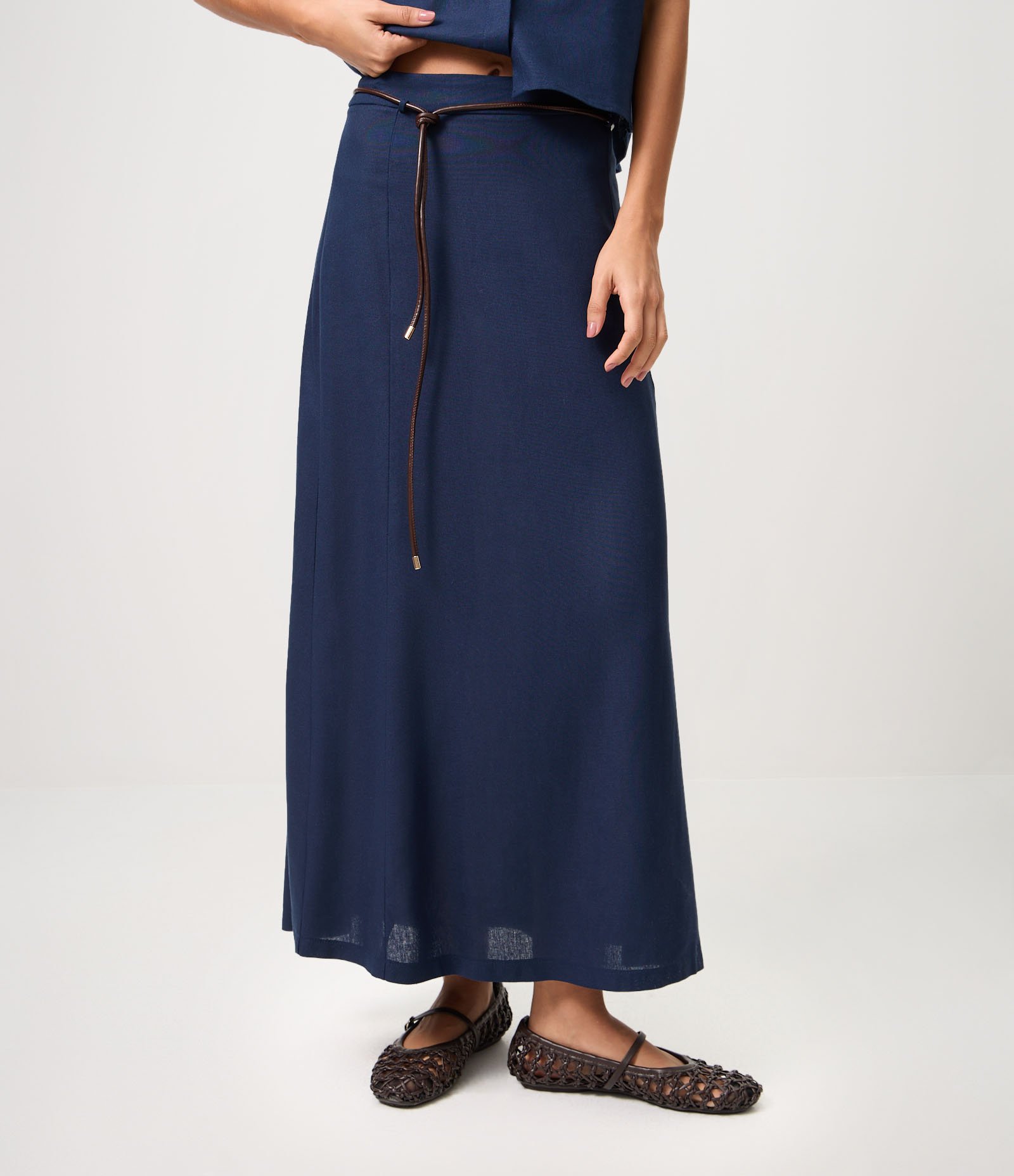 Saia Midi em Viscolinho com Cinto em PU Azul 3