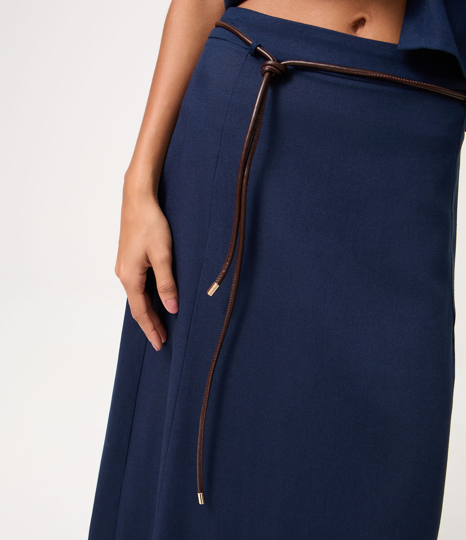 Saia Midi em Viscolinho com Cinto em PU Azul 4
