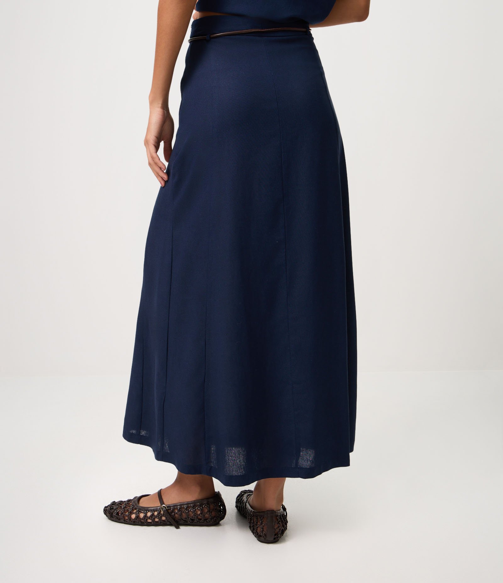 Saia Midi em Viscolinho com Cinto em PU Azul 5