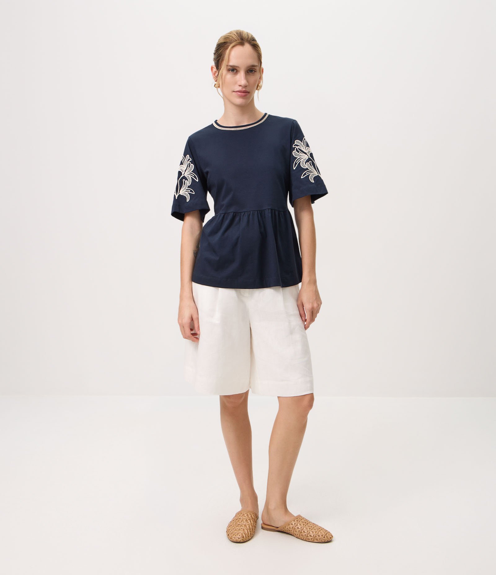 Blusa em Algodão com Bordados Florais nas Mangas Azul 2
