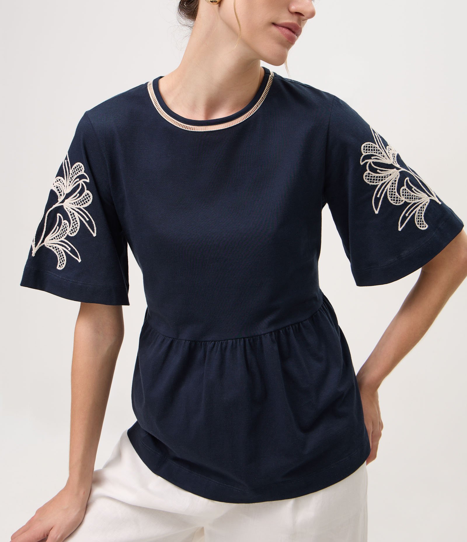 Blusa em Algodão com Bordados Florais nas Mangas Azul 3