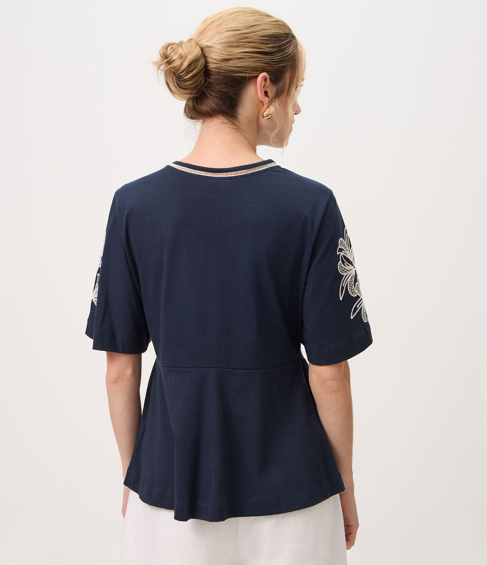 Blusa em Algodão com Bordados Florais nas Mangas Azul 4