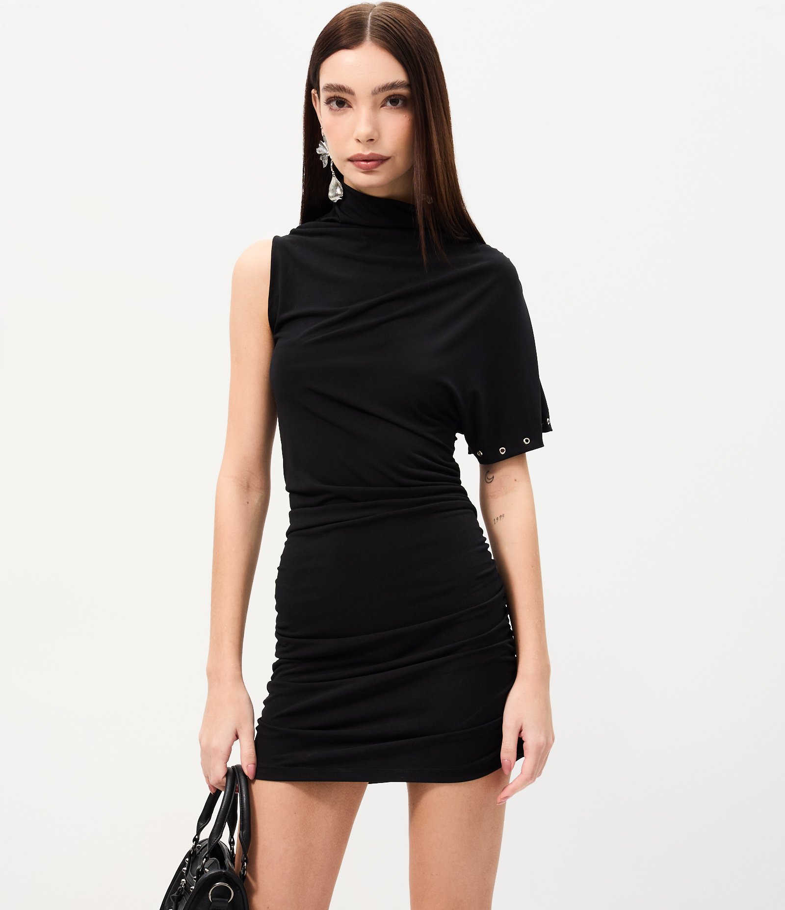 Vestido Ombro Único em Microfibra com Detalhes em Ilhós nas Mangas Preto 2