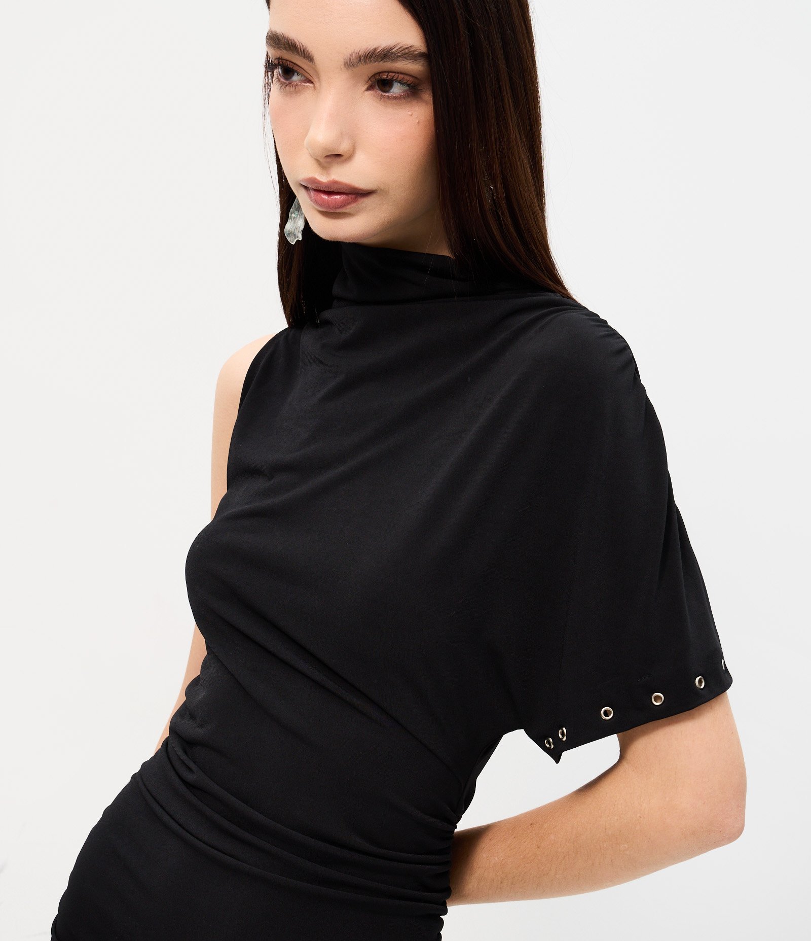 Vestido Ombro Único em Microfibra com Detalhes em Ilhós nas Mangas Preto 3