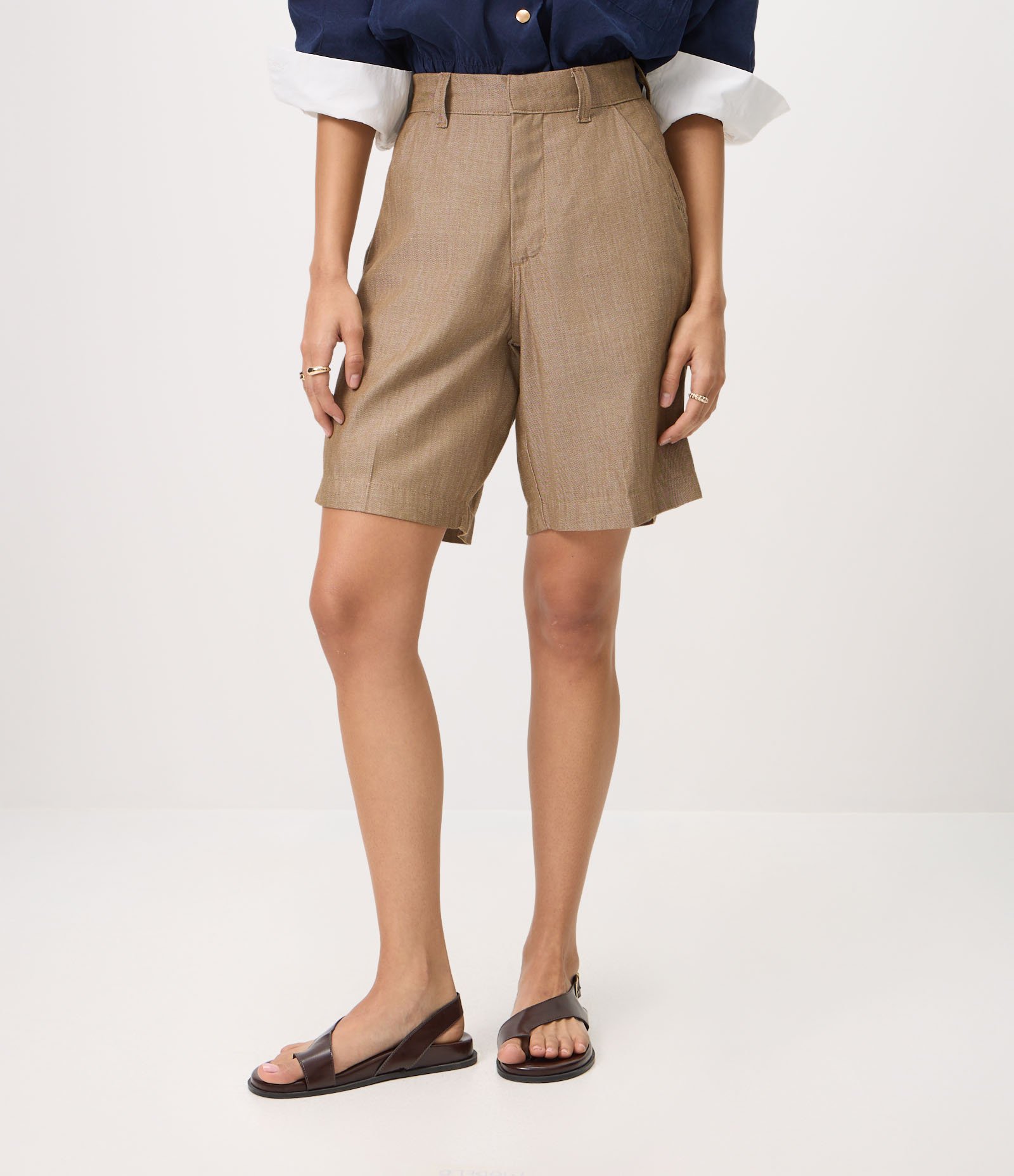 Short Midi em Jeans Alfaiatado com Fecho de Gancho Bege 3
