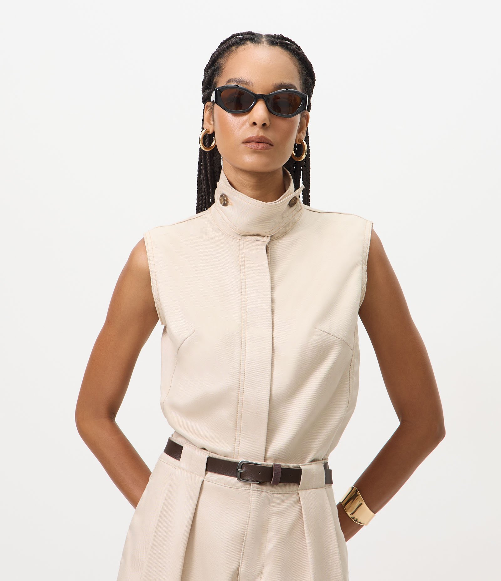 Blusa em Sarja com Funnel Neck e Botão Diferenciado Bege 1