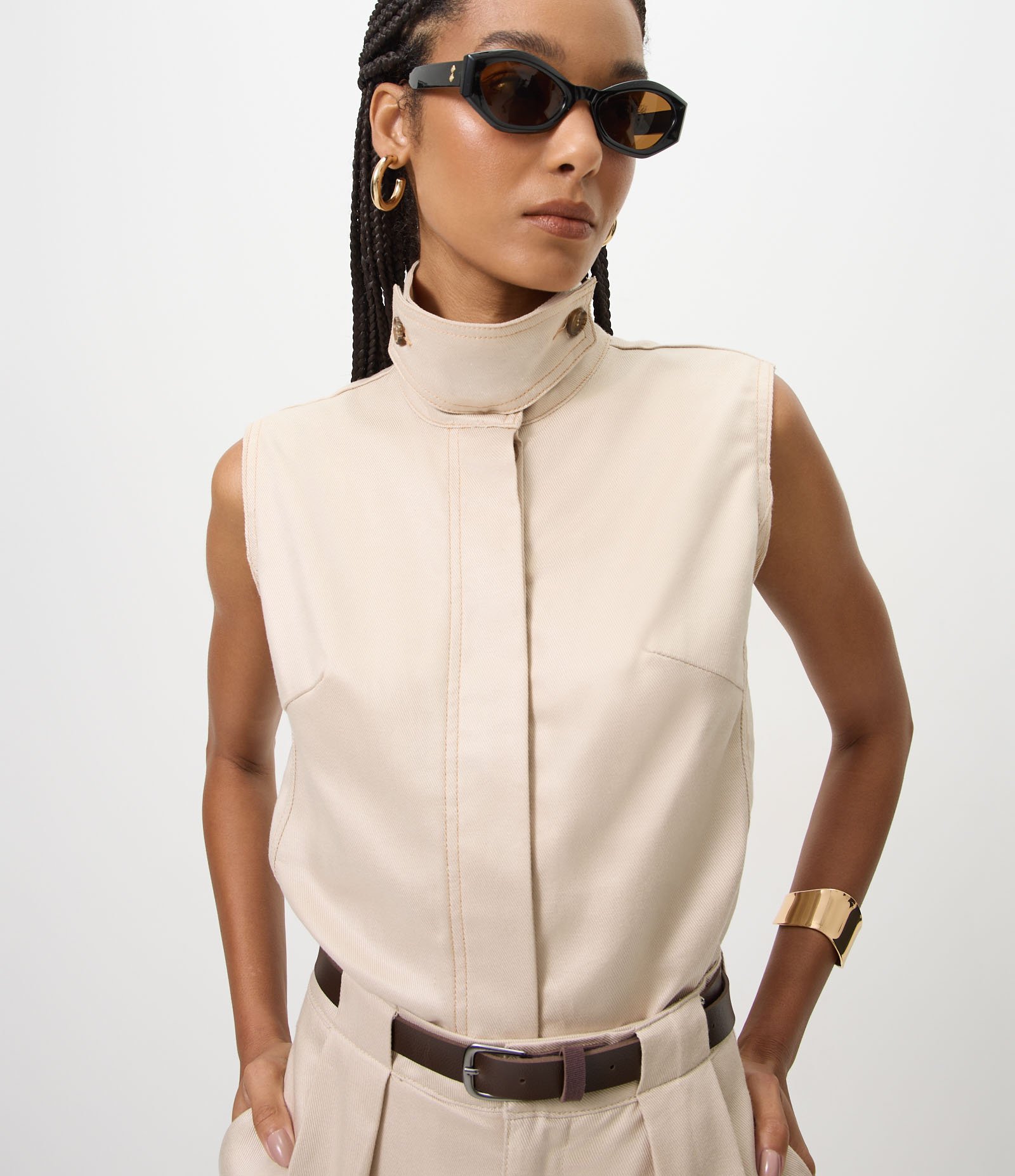 Blusa em Sarja com Funnel Neck e Botão Diferenciado Bege 3