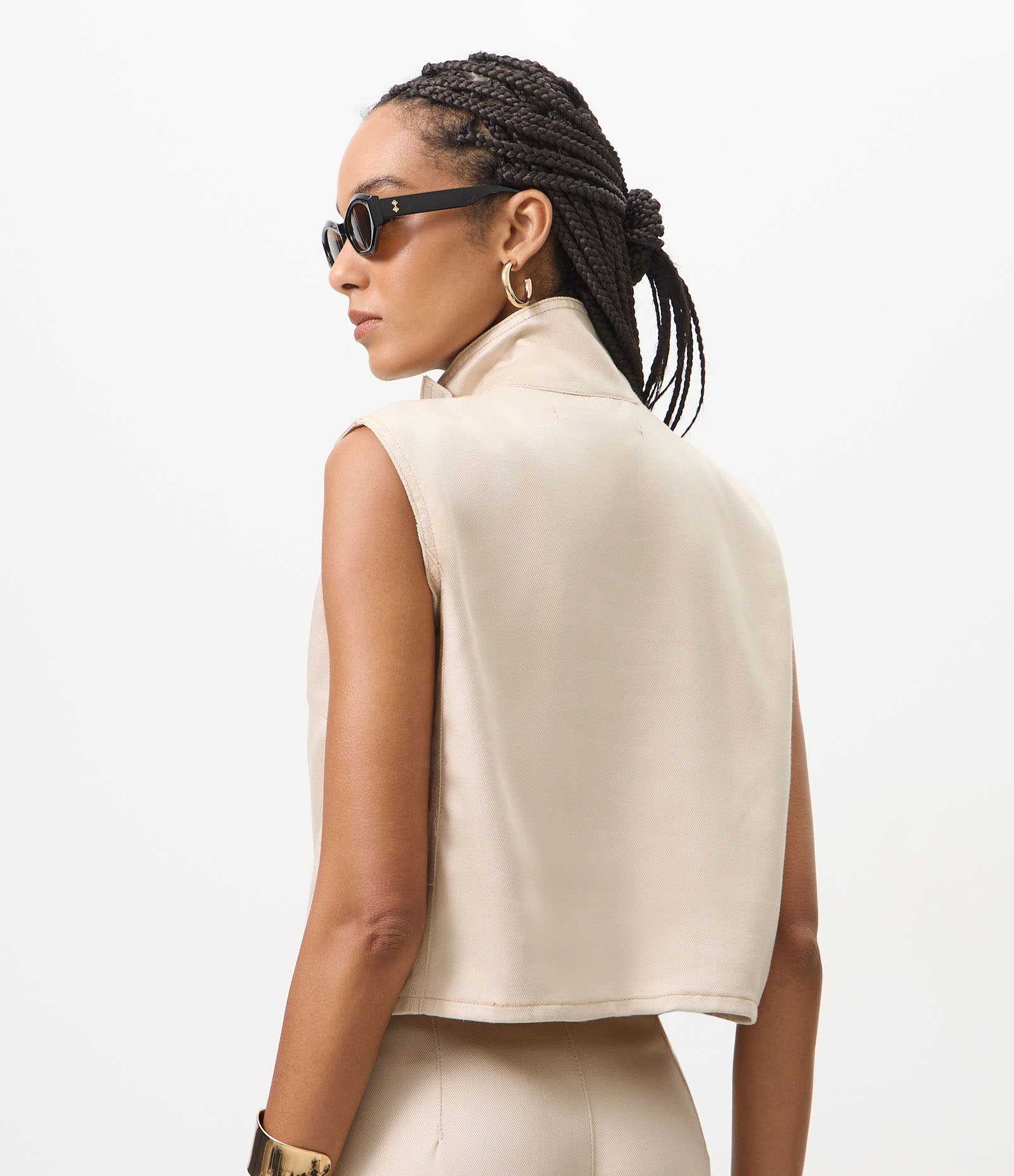 Blusa em Sarja com Funnel Neck e Botão Diferenciado Bege 4