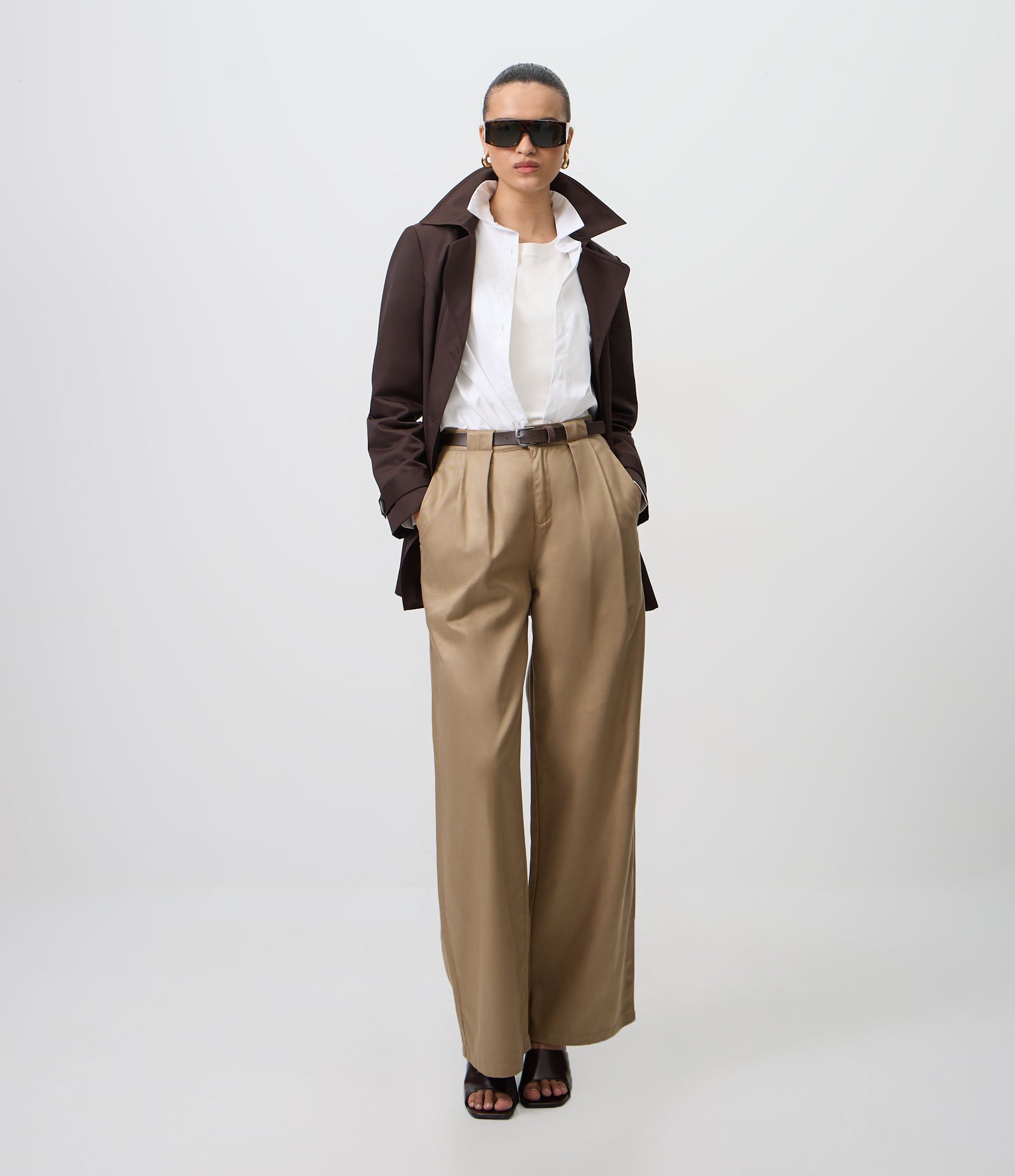 Calça Wide em Sarja Alfaiatada com Cinto Marrom 1