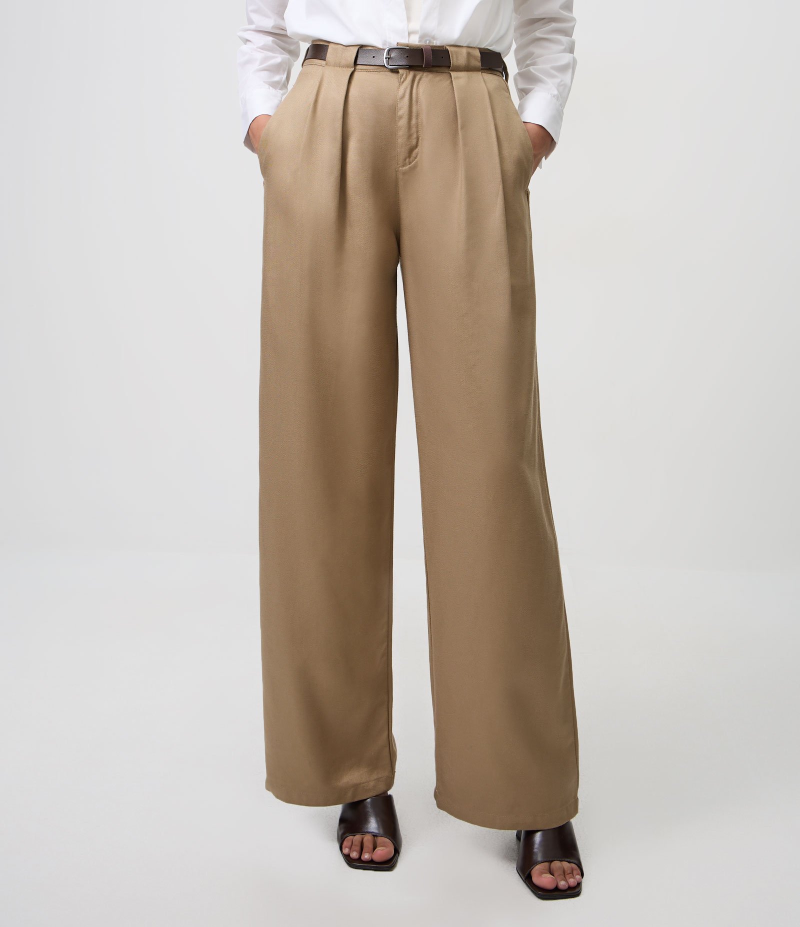 Calça Wide em Sarja Alfaiatada com Cinto Marrom 2
