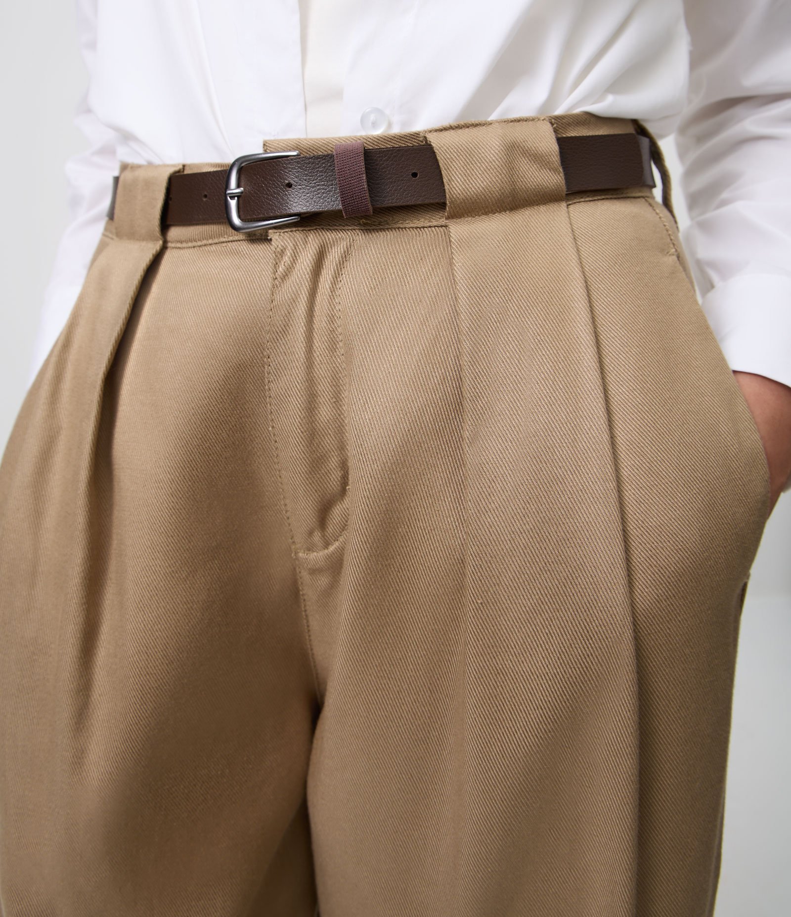 Calça Wide em Sarja Alfaiatada com Cinto Marrom 4