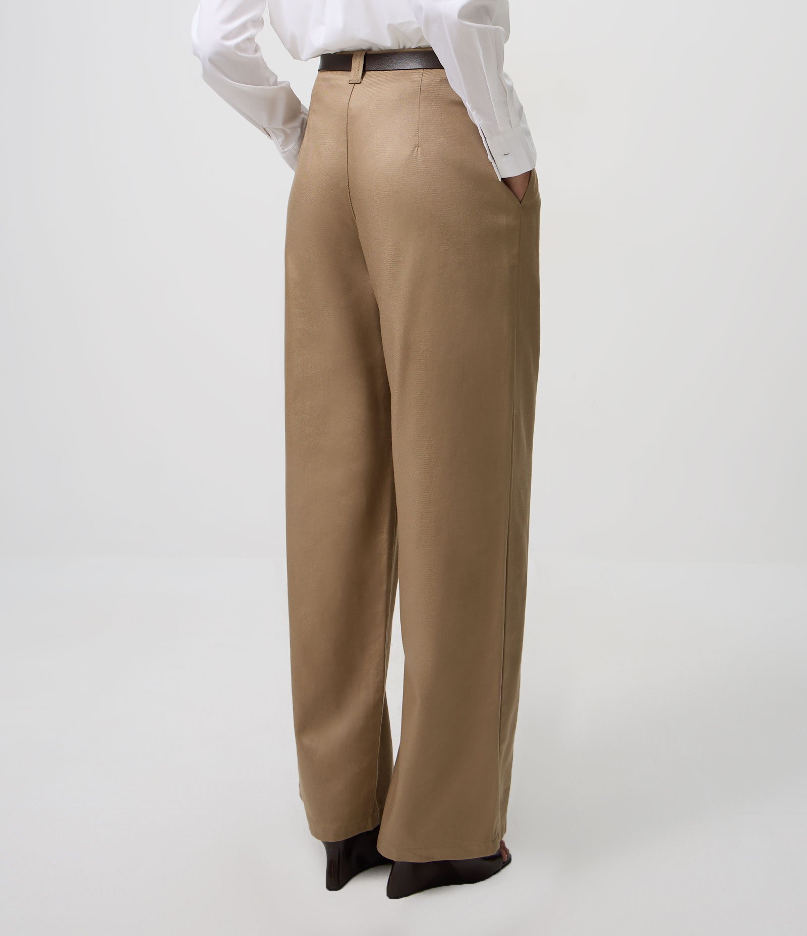 Calça Wide em Sarja Alfaiatada com Cinto Marrom 5
