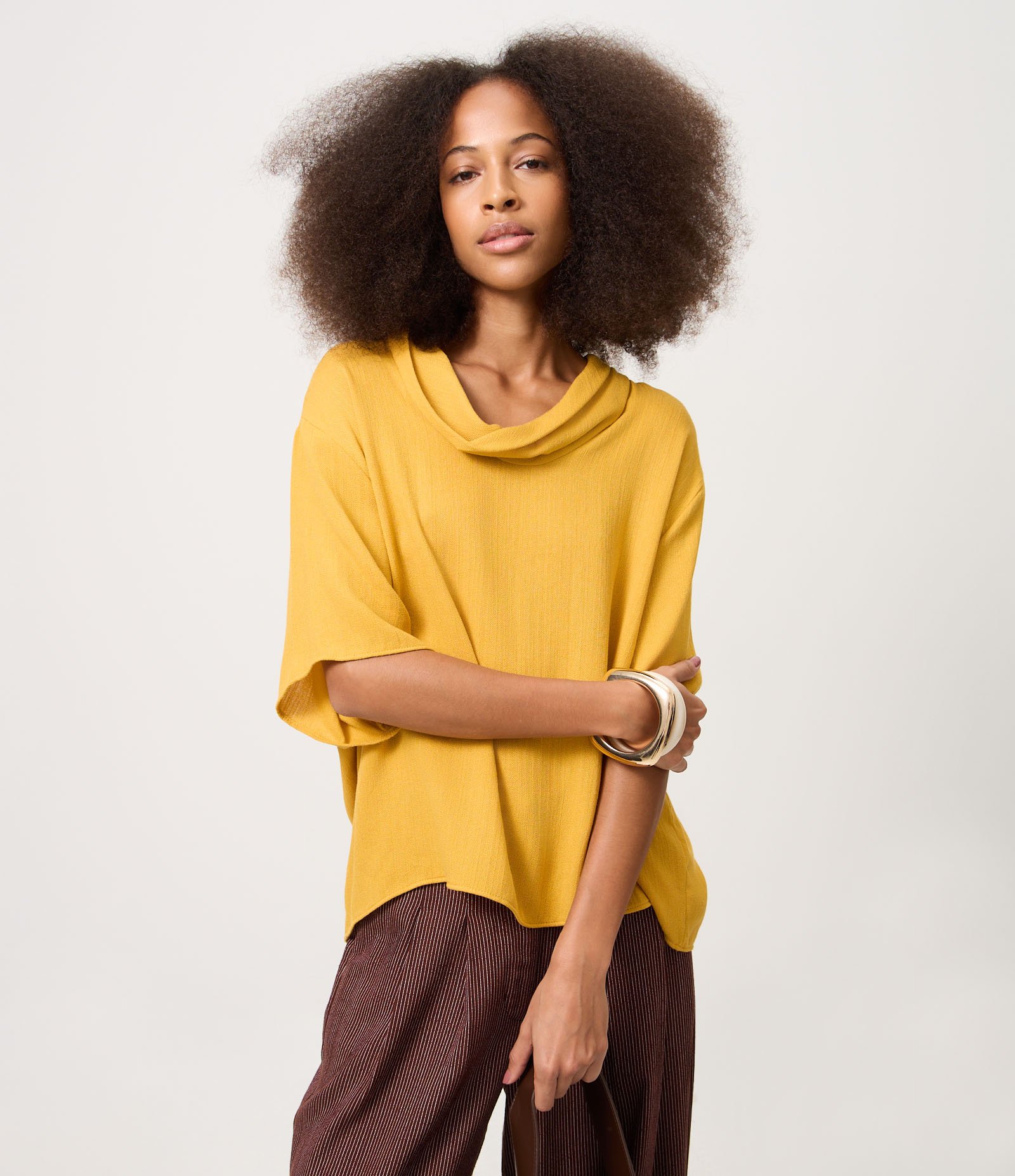 Blusa com Gola Drapeada e Mangas Amplas Amarelo 1