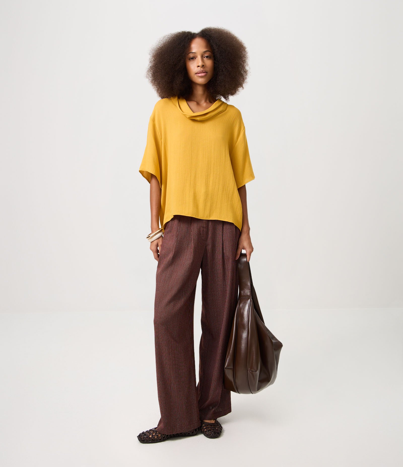 Blusa com Gola Drapeada e Mangas Amplas Amarelo 2