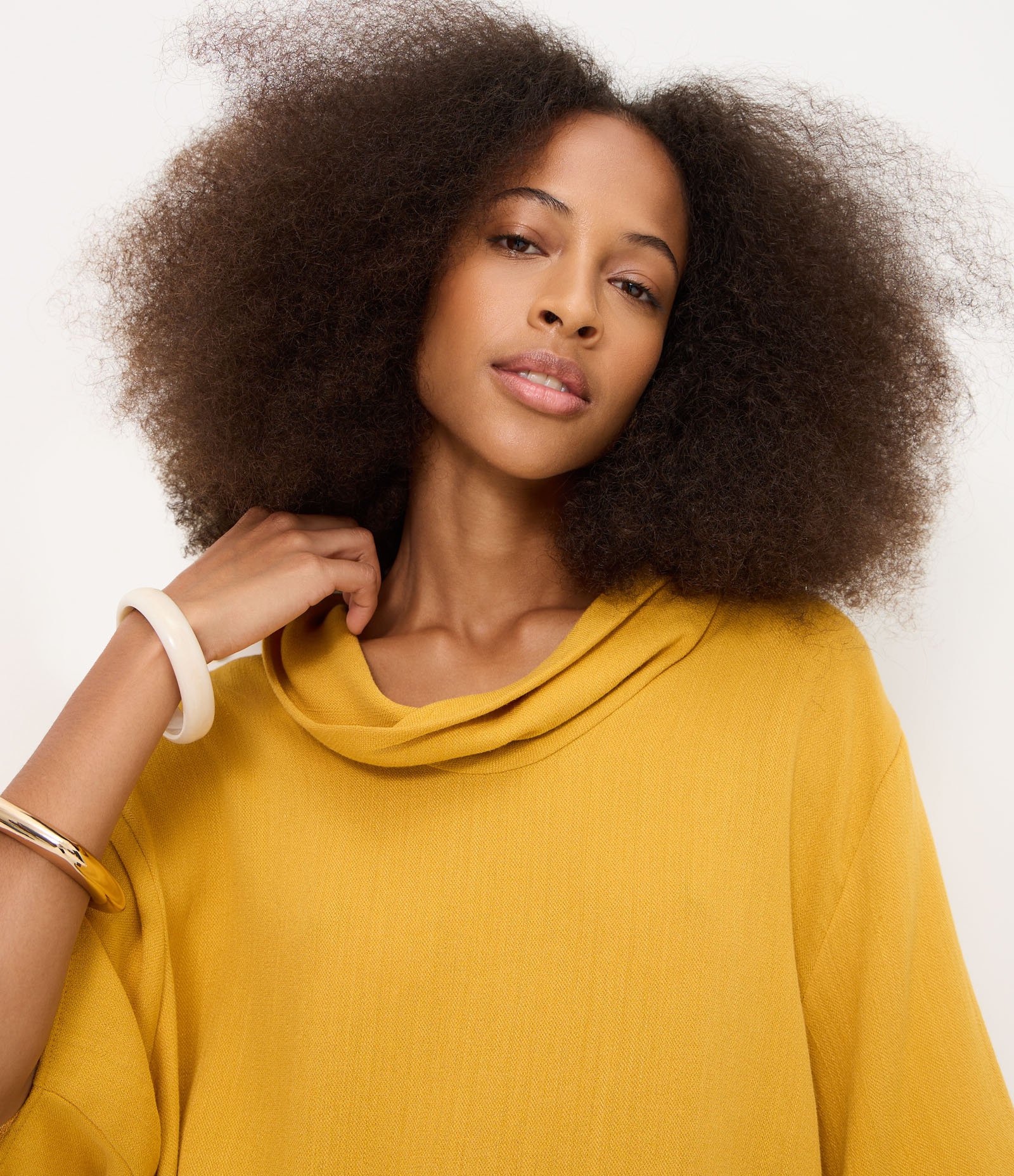 Blusa com Gola Drapeada e Mangas Amplas Amarelo 3