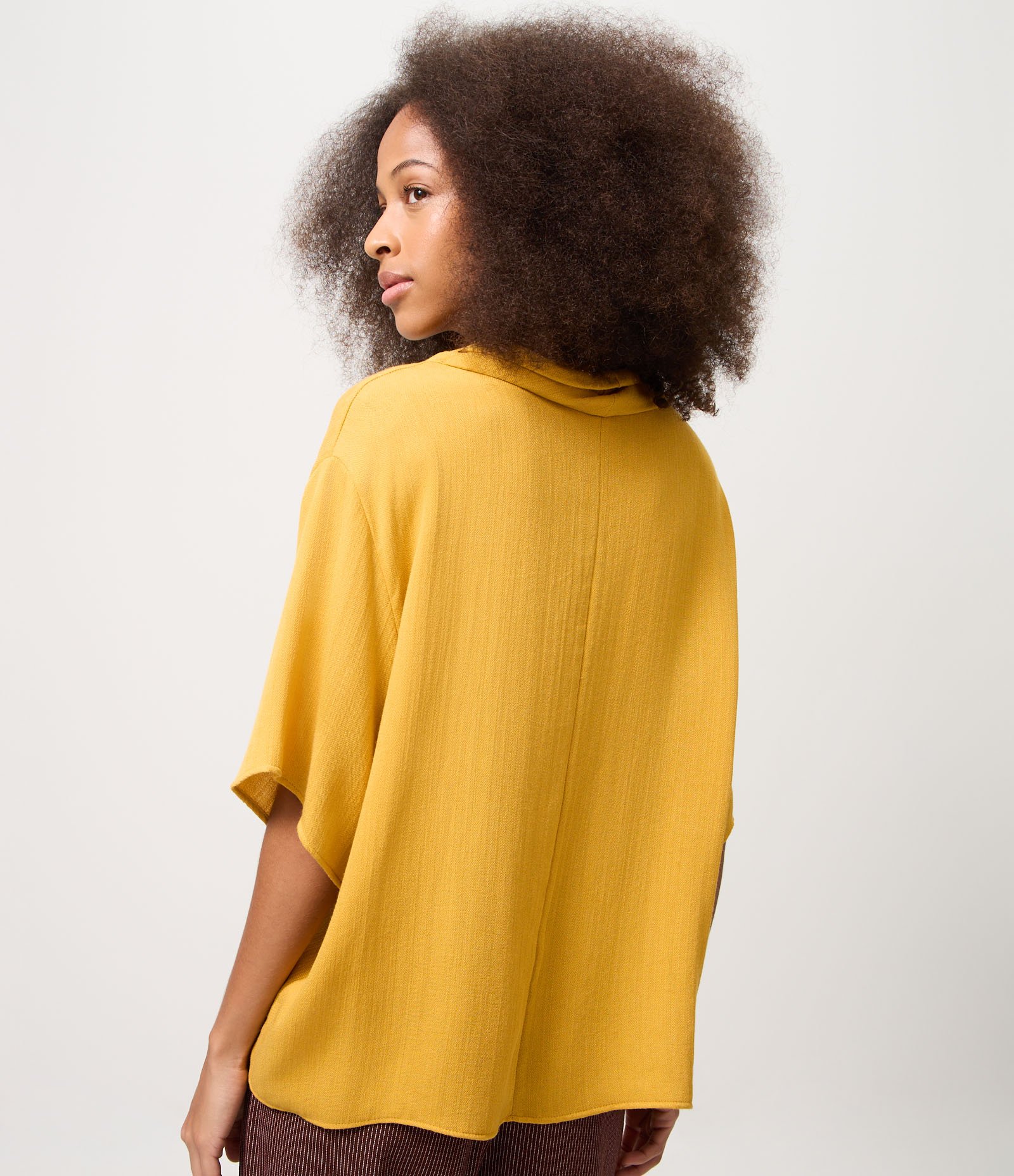 Blusa com Gola Drapeada e Mangas Amplas Amarelo 4