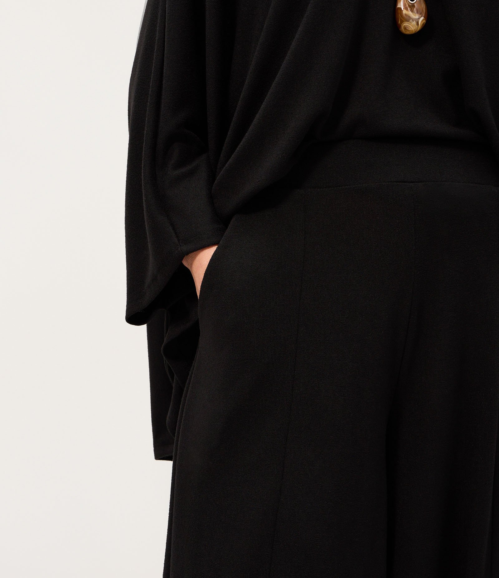 Calça Ampla com Barra Afunilada Preto 4