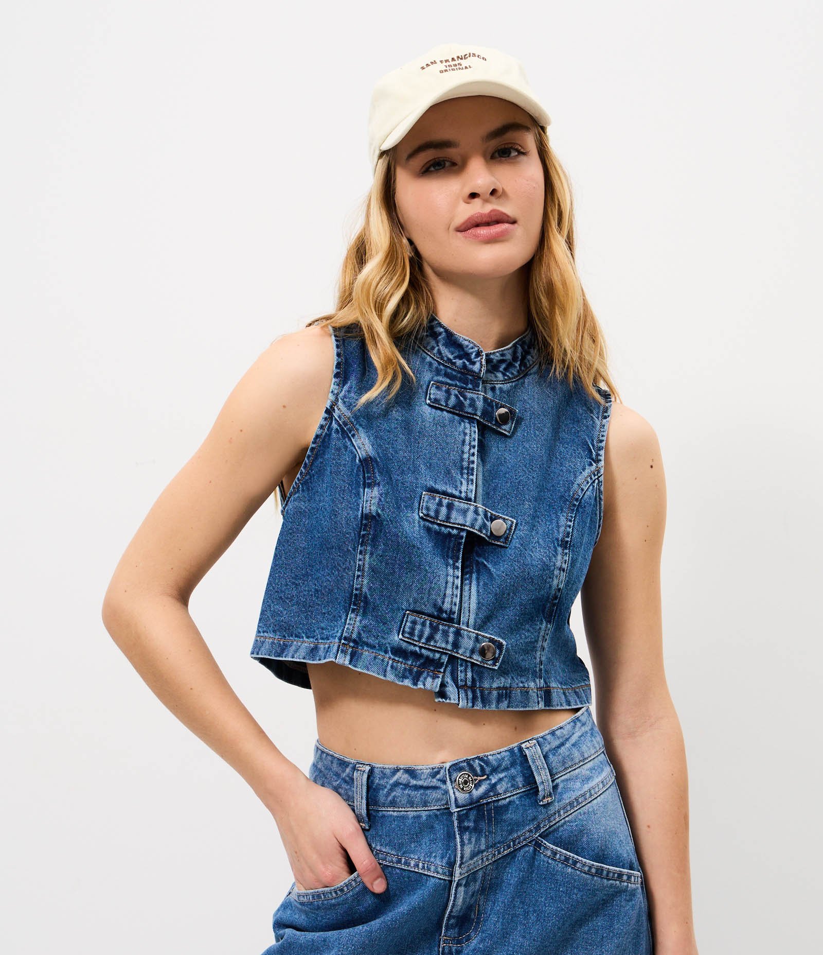 Blusa Cropped em Jeans com Gola Mandarim e Botões Frontais Azul 1