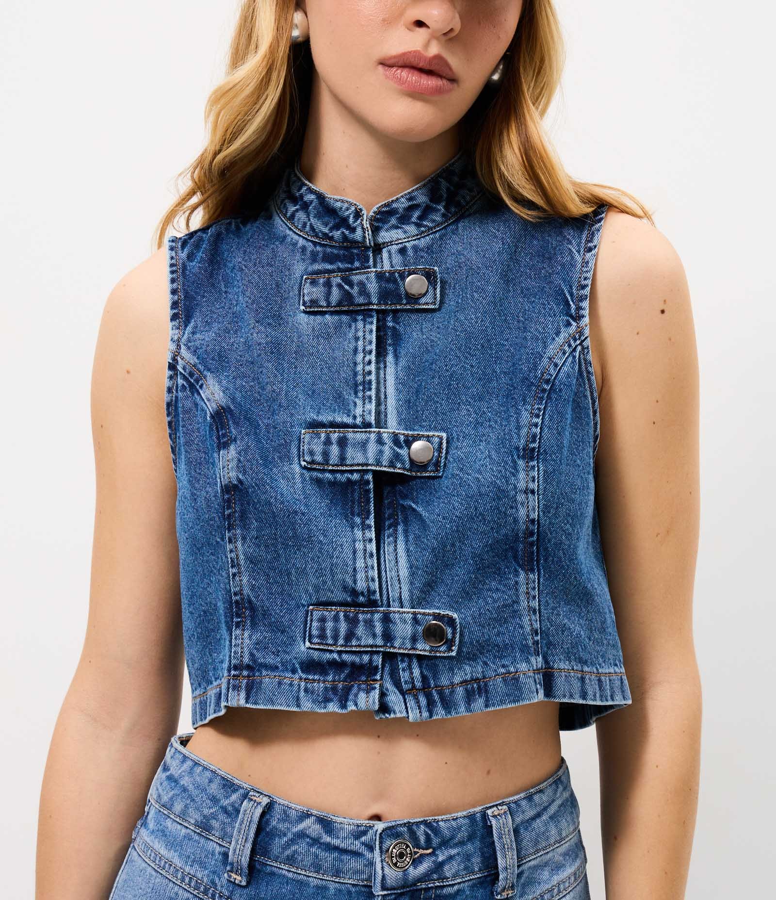 Blusa Cropped em Jeans com Gola Mandarim e Botões Frontais Azul 3