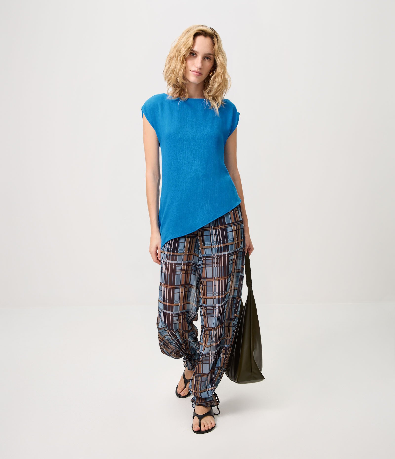 Blusa em Viscose com Barra Assimétrica Azul 2