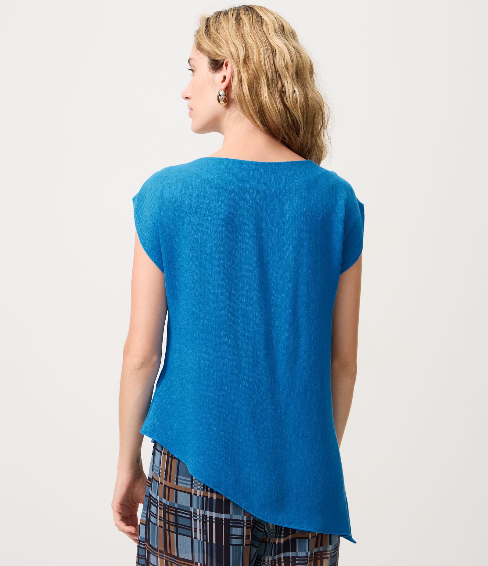 Blusa em Viscose com Barra Assimétrica Azul 4