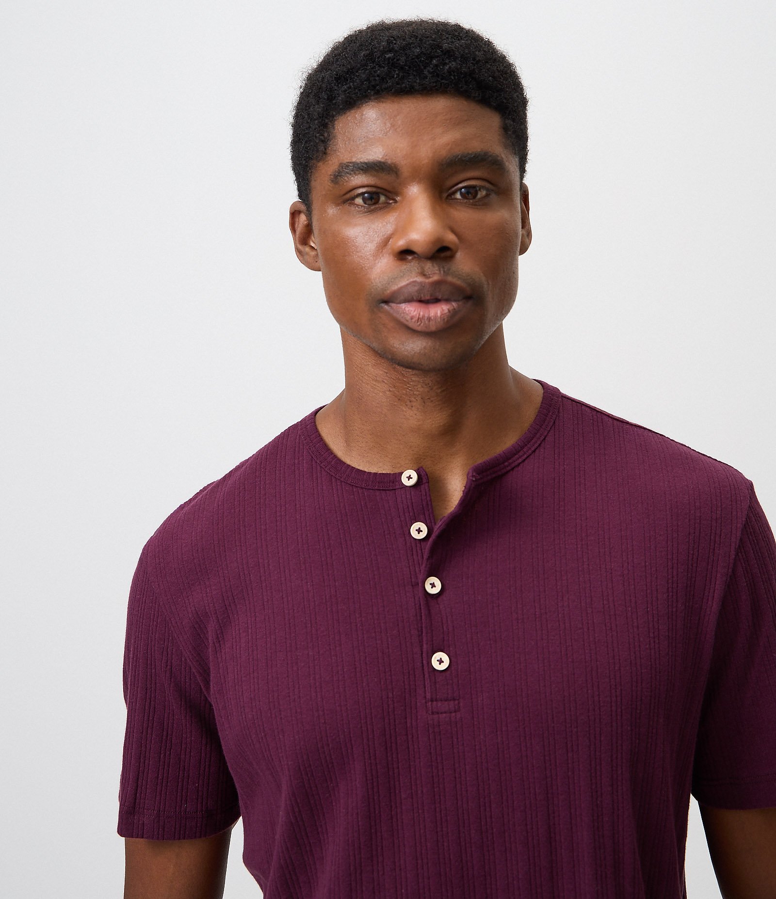 Camiseta Regular em Algodão Texturizada Henley com Botões Vinho 4
