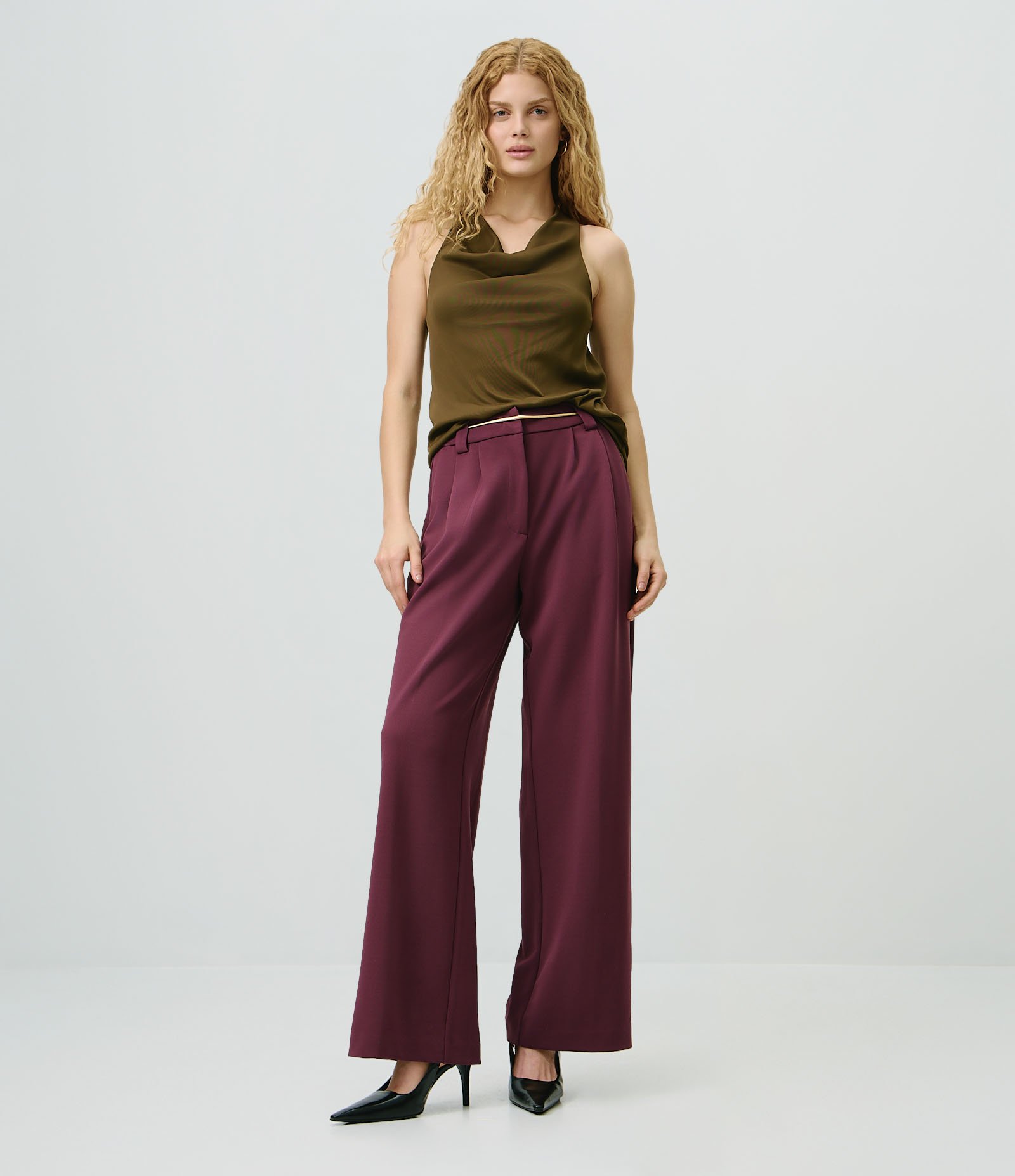 Blusa Ajustada em Ribana com Barra Assimétrica e Gola Halter Marrom 2