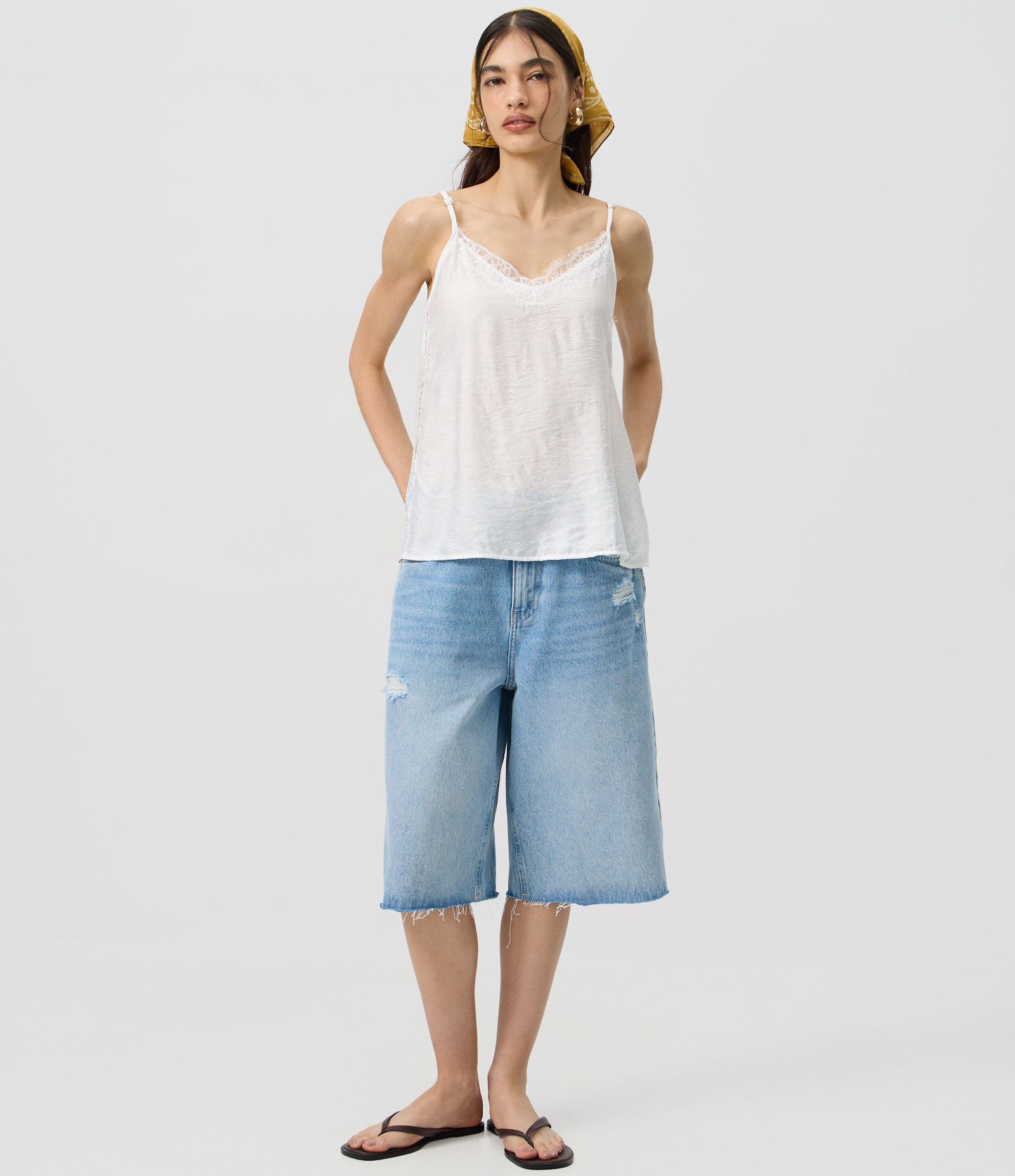 Blusa em Viscose Jacquard com Decote Rendado Branco 2