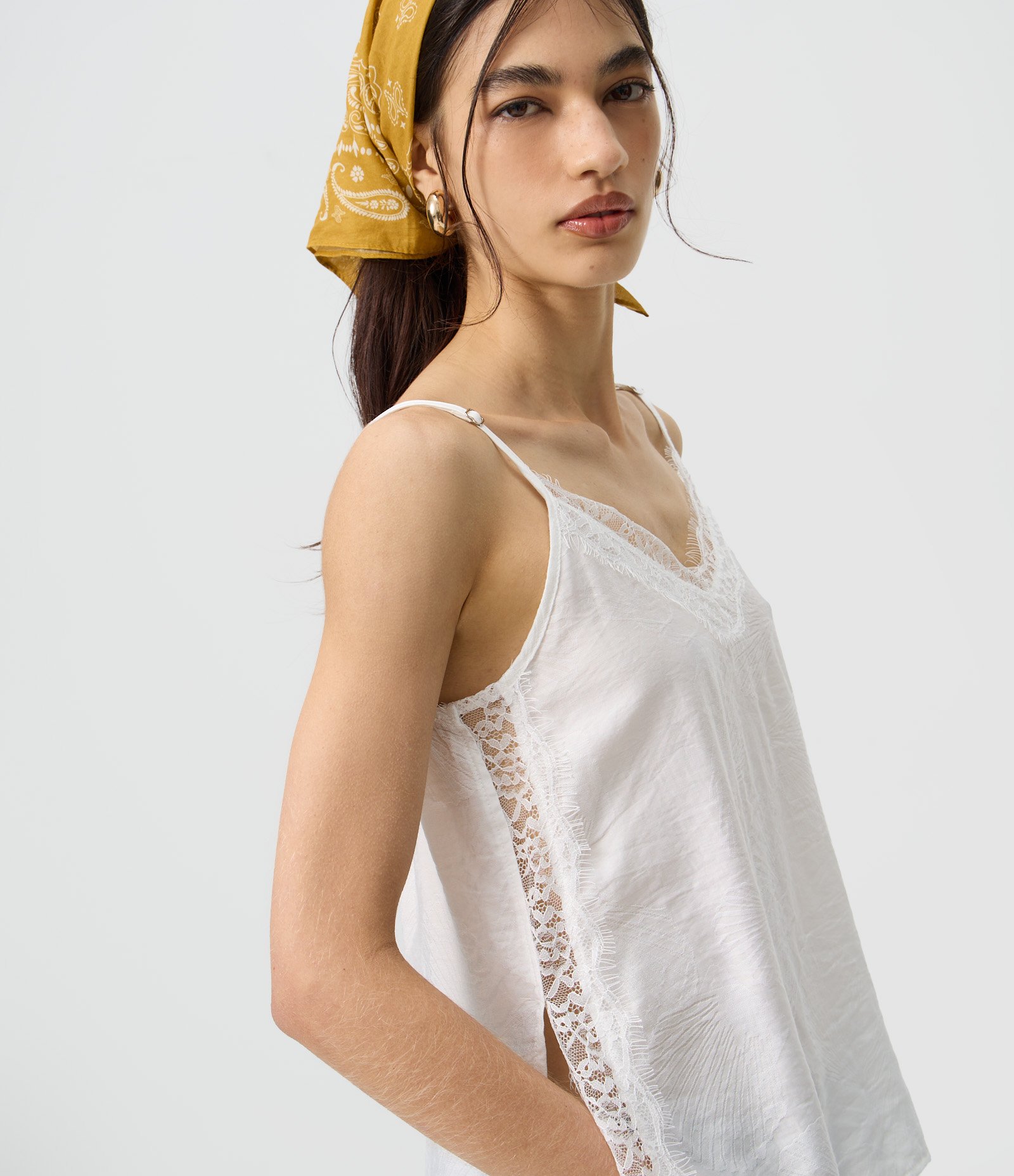 Blusa em Viscose Jacquard com Decote Rendado Branco 3