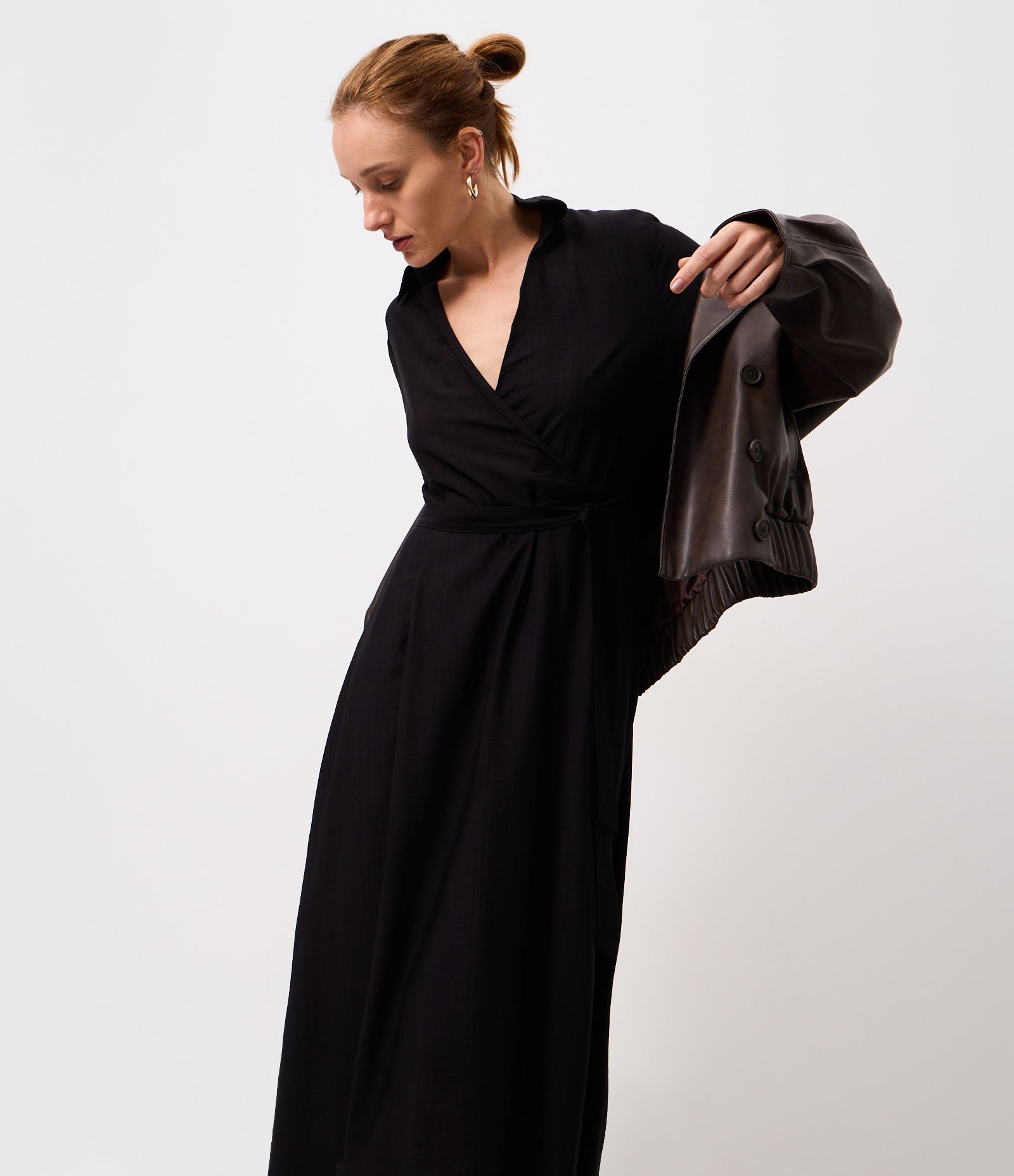 Vestido Chemise Transpassado em Viscose com Ajuste na Cintura Preto 1