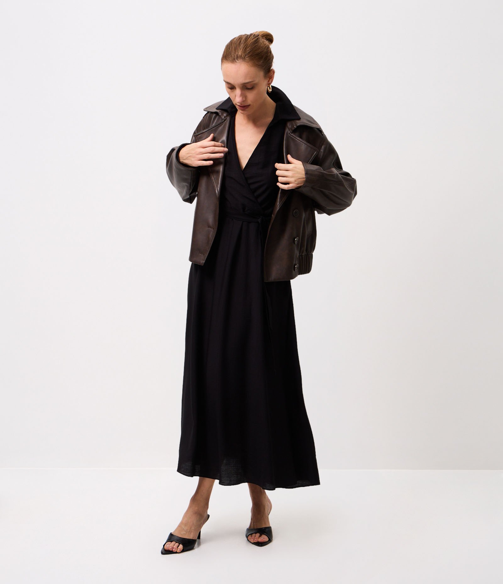 Vestido Chemise Transpassado em Viscose com Ajuste na Cintura Preto 2