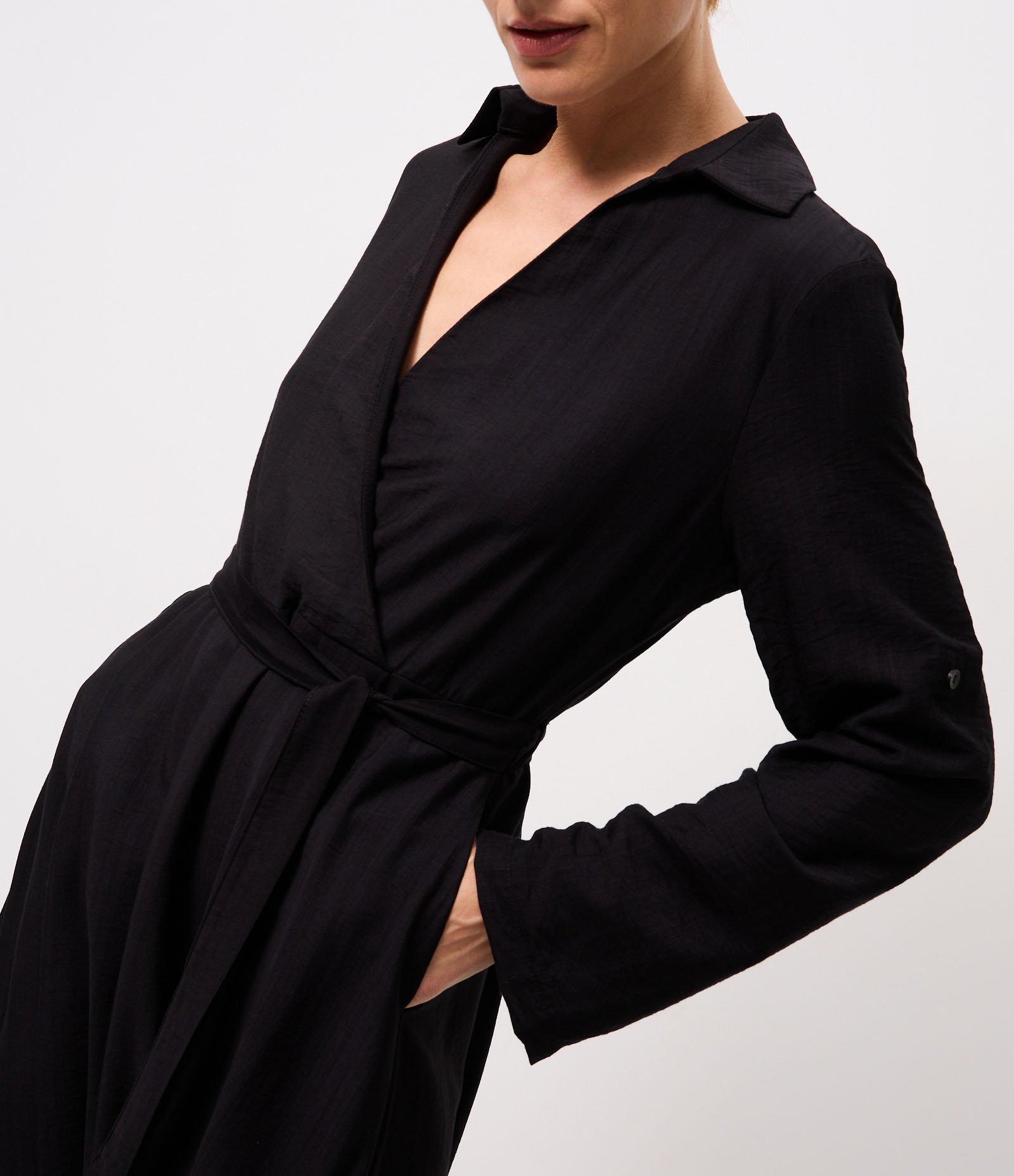Vestido Chemise Transpassado em Viscose com Ajuste na Cintura Preto 4
