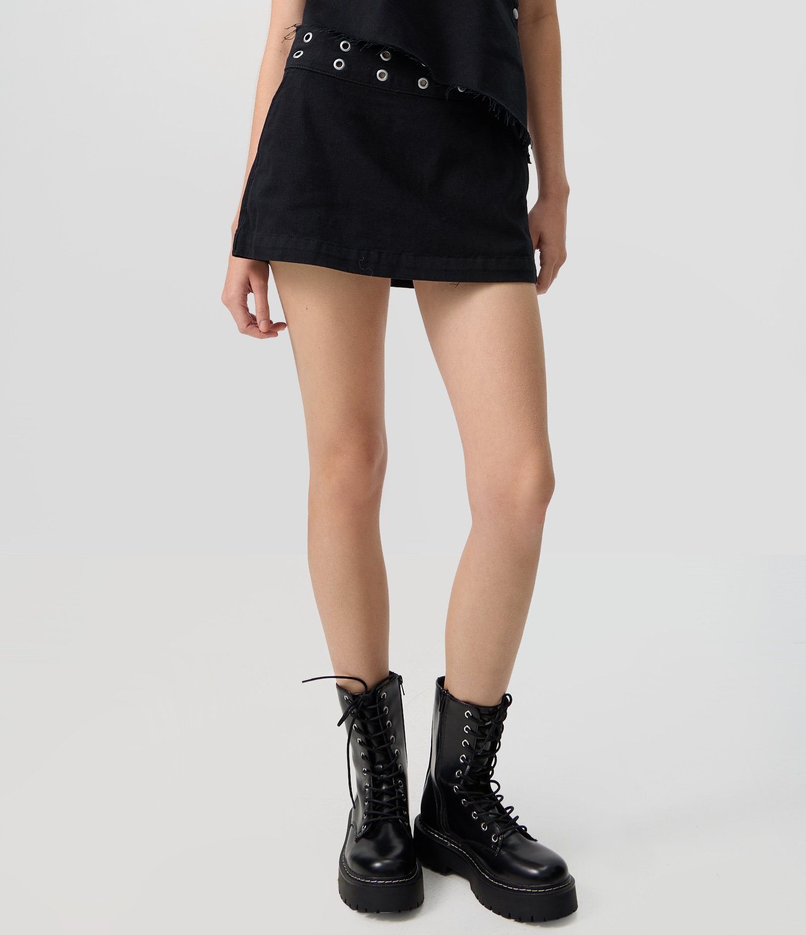 Saia Mini em Sarja com Ilhós Metálicos Preto 2