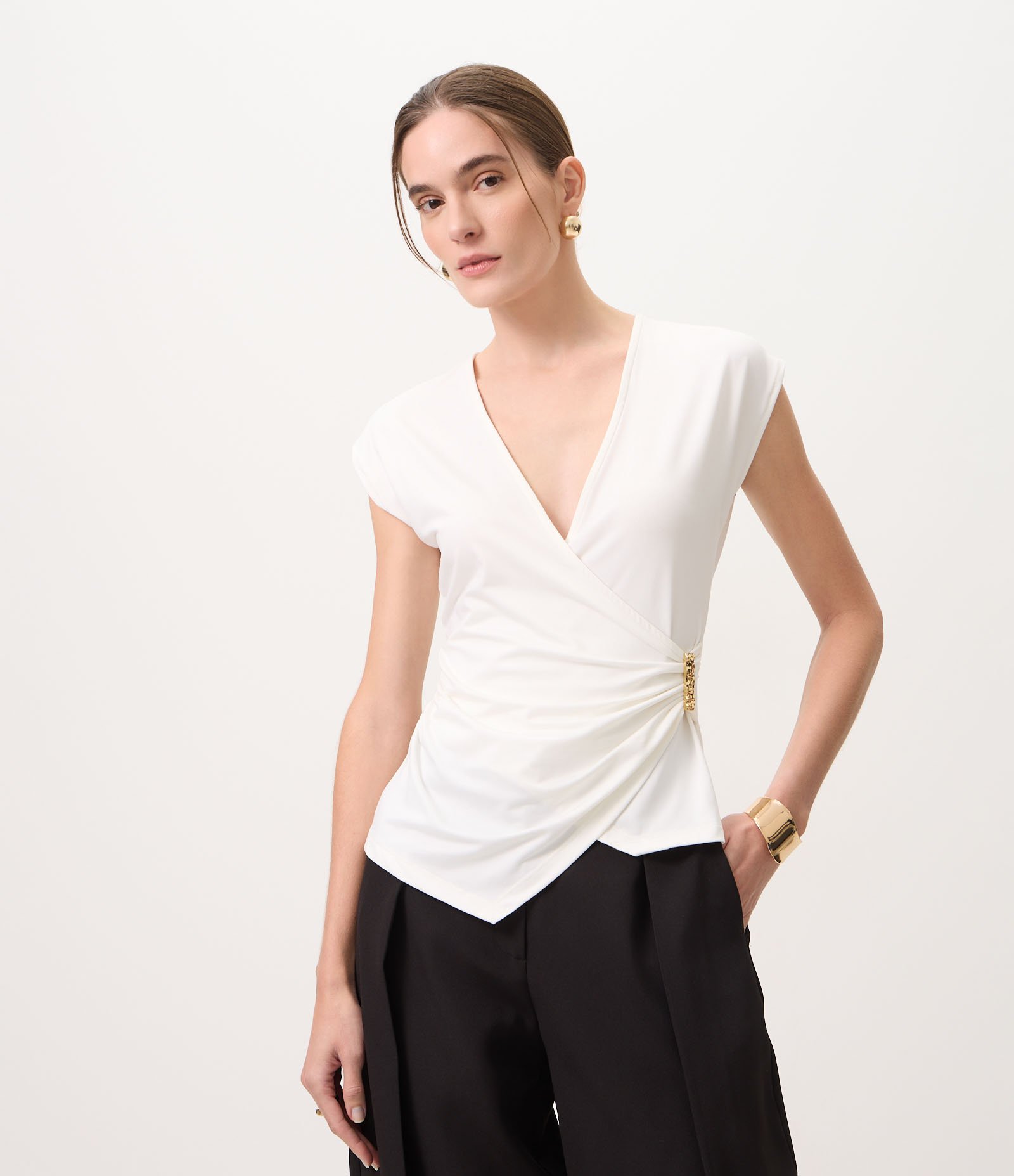 Blusa Transpassada com Aviamento Metalizado Branco 1
