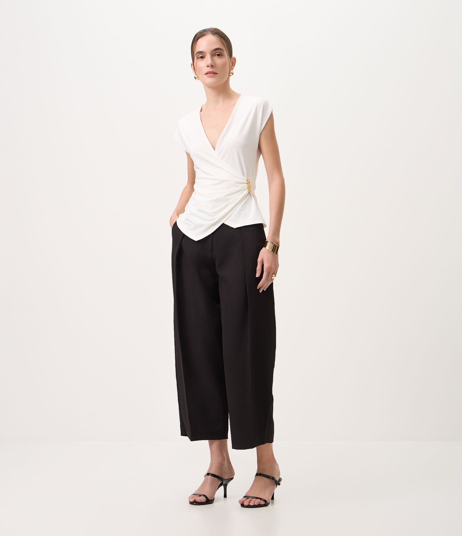 Blusa Transpassada com Aviamento Metalizado Branco 2