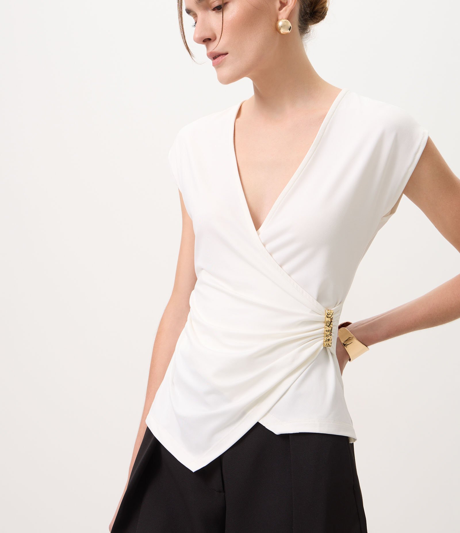 Blusa Transpassada com Aviamento Metalizado Branco 3