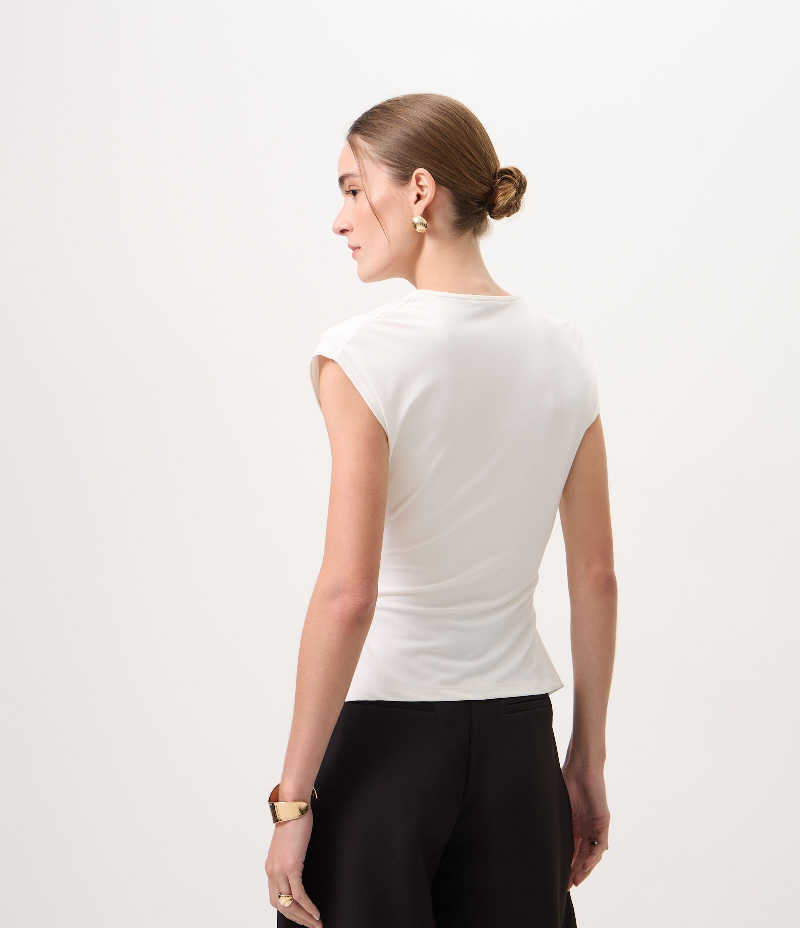 Blusa Transpassada com Aviamento Metalizado Branco 4