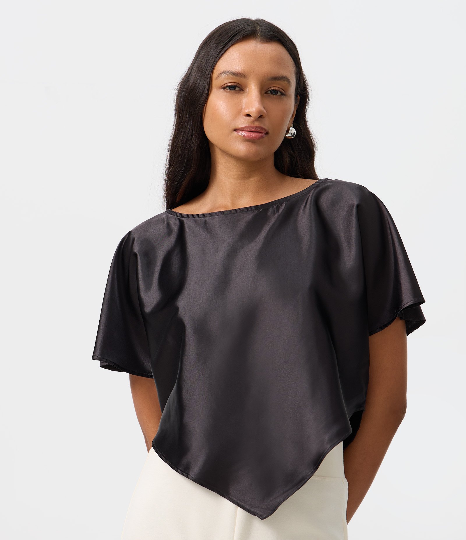 Blusa Acetinada com Barra Assimétrica em Ponta Preto 1