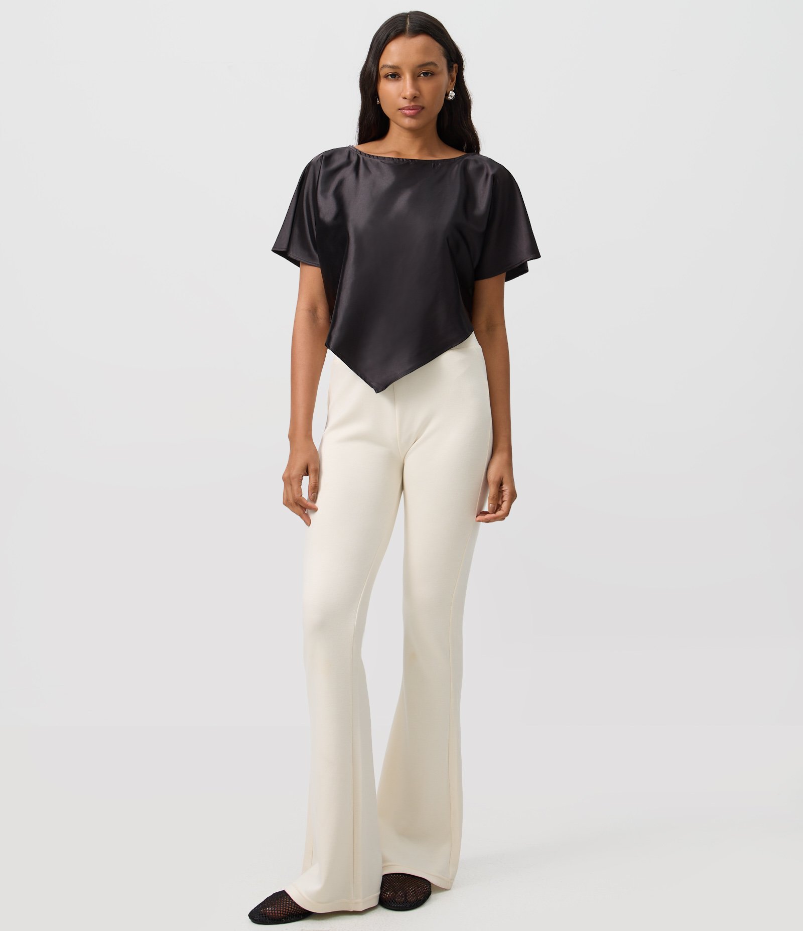 Blusa Acetinada com Barra Assimétrica em Ponta Preto 2