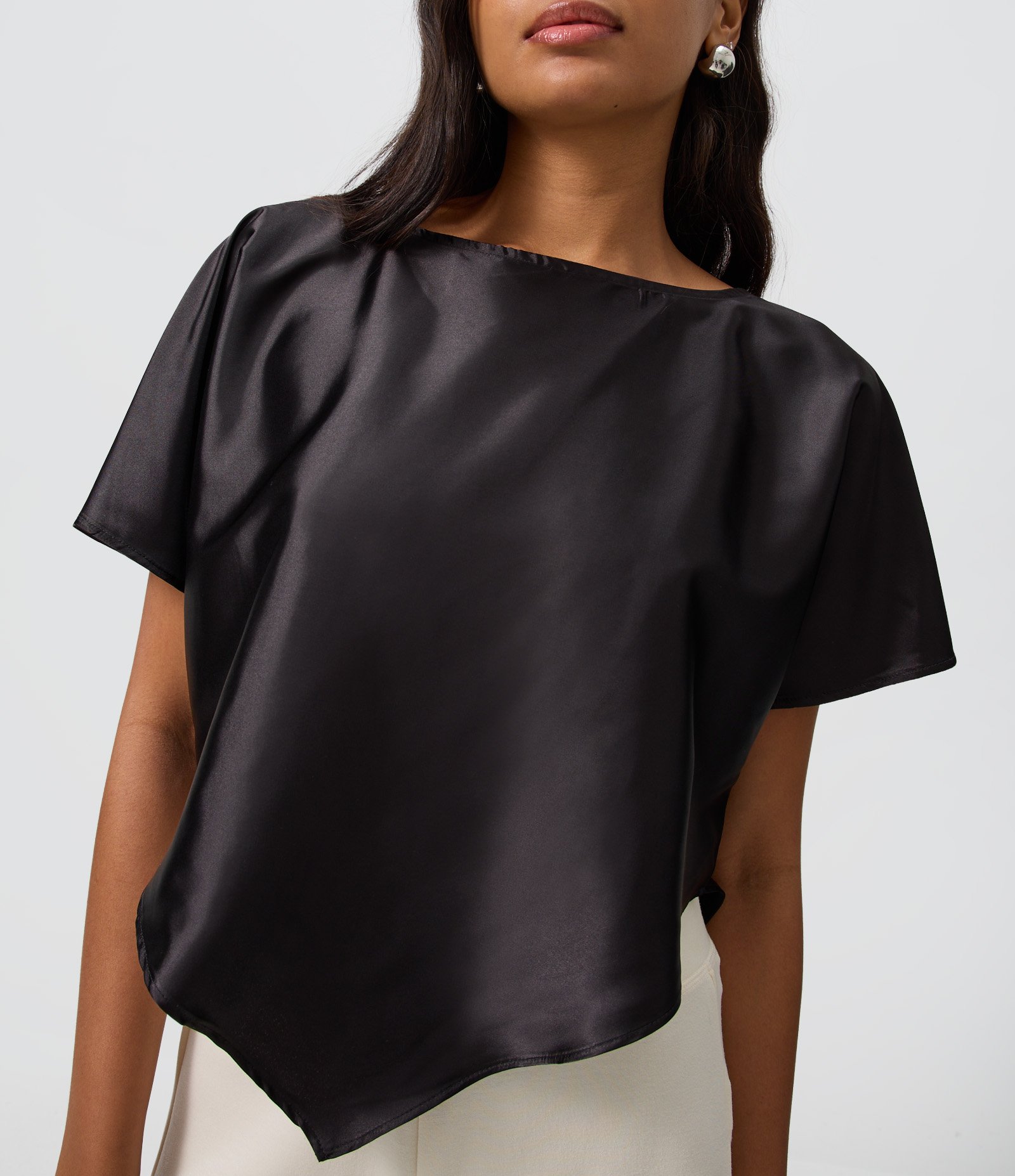 Blusa Acetinada com Barra Assimétrica em Ponta Preto 3