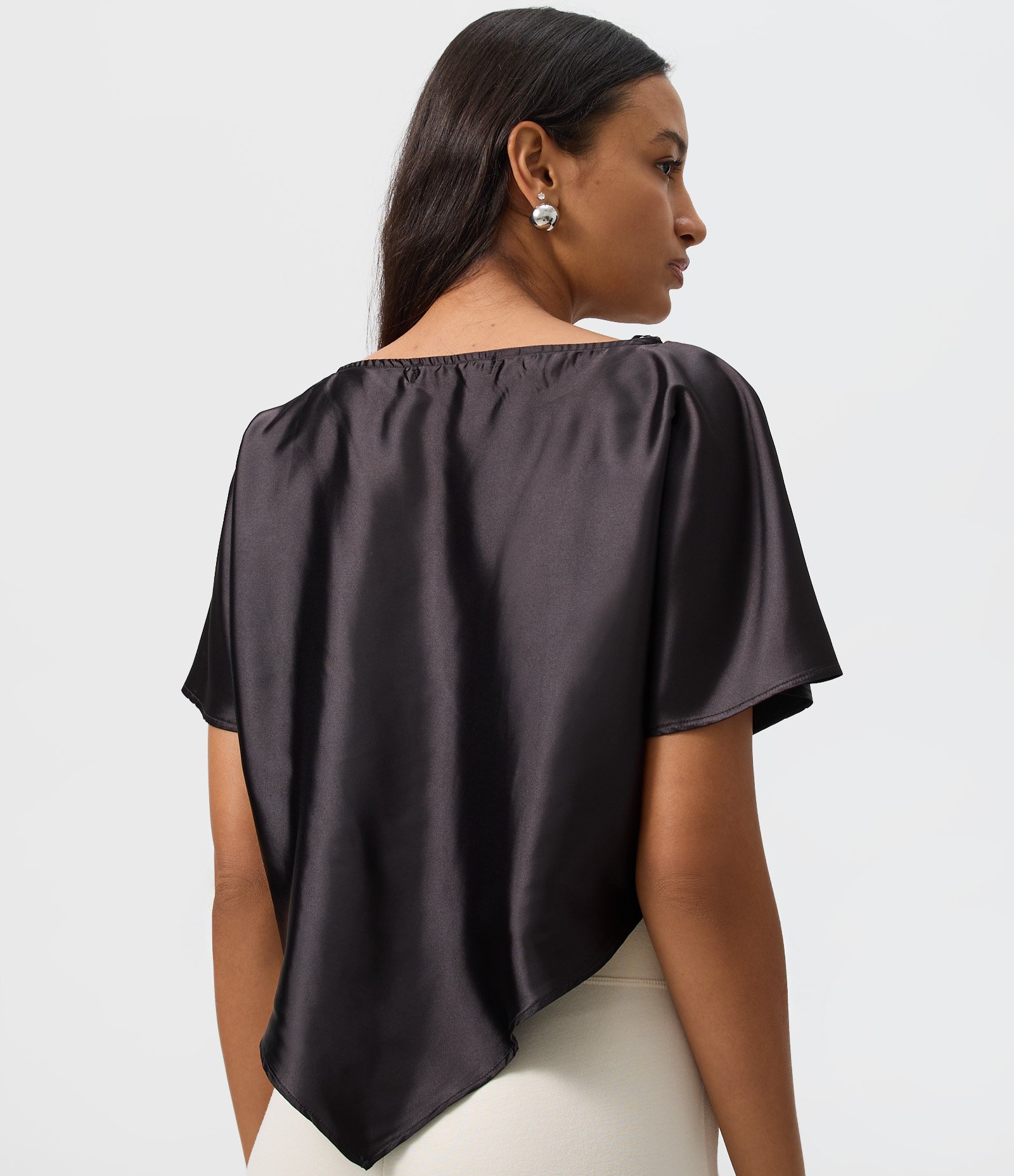 Blusa Acetinada com Barra Assimétrica em Ponta Preto 4