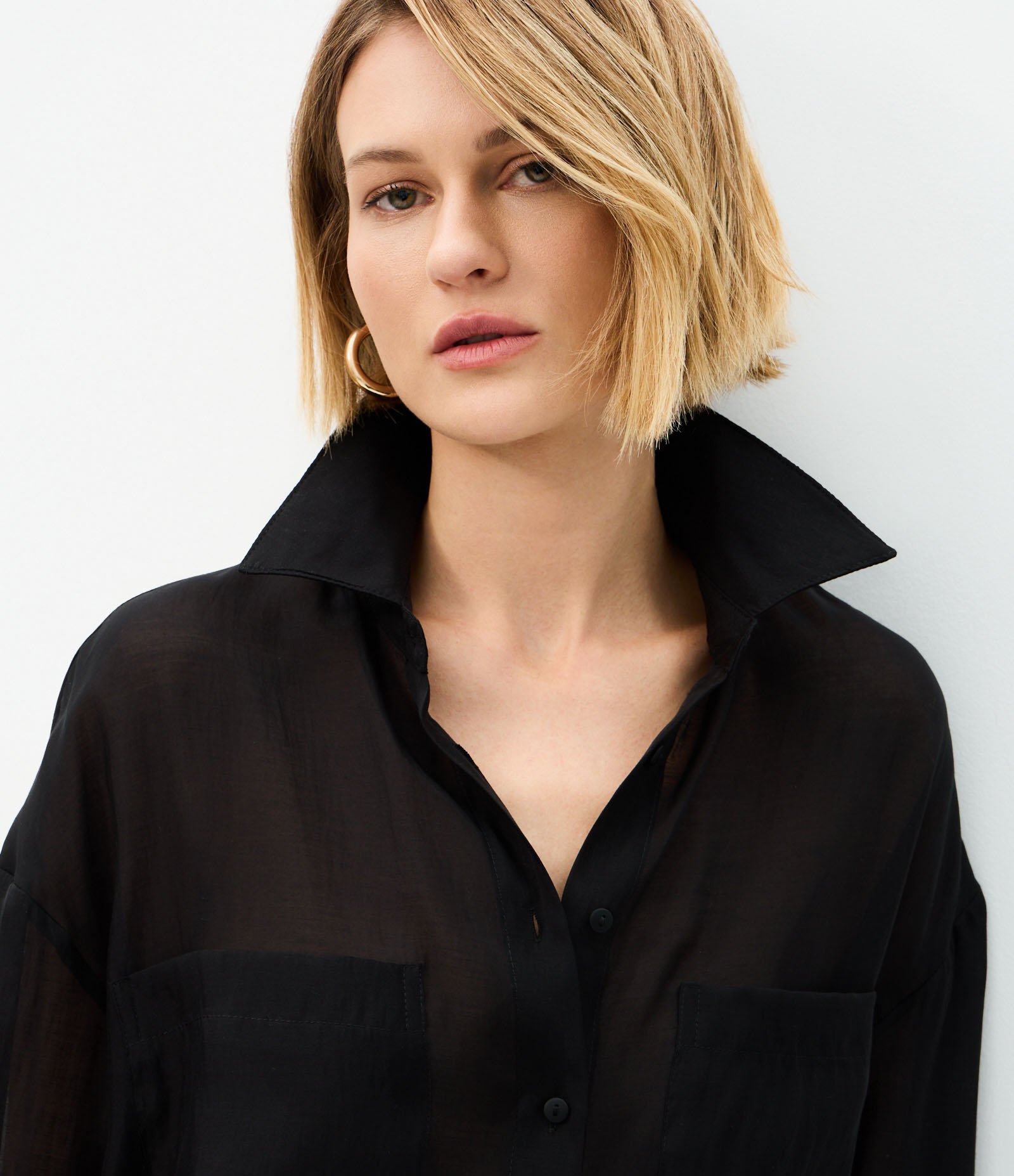 Camisa em Liocel Transparente com Bolsos Frontais Preto 3