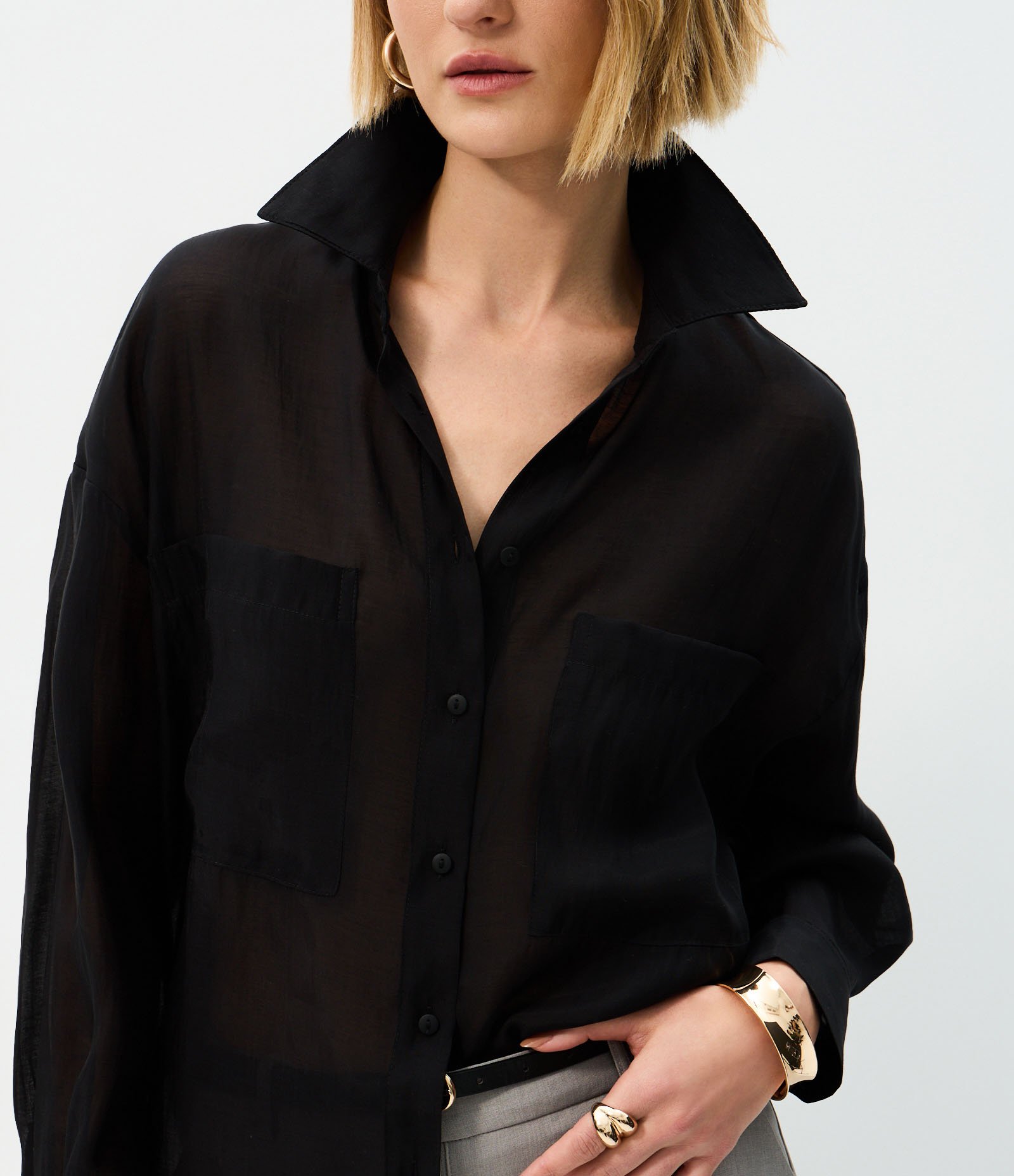 Camisa em Liocel Transparente com Bolsos Frontais Preto 4