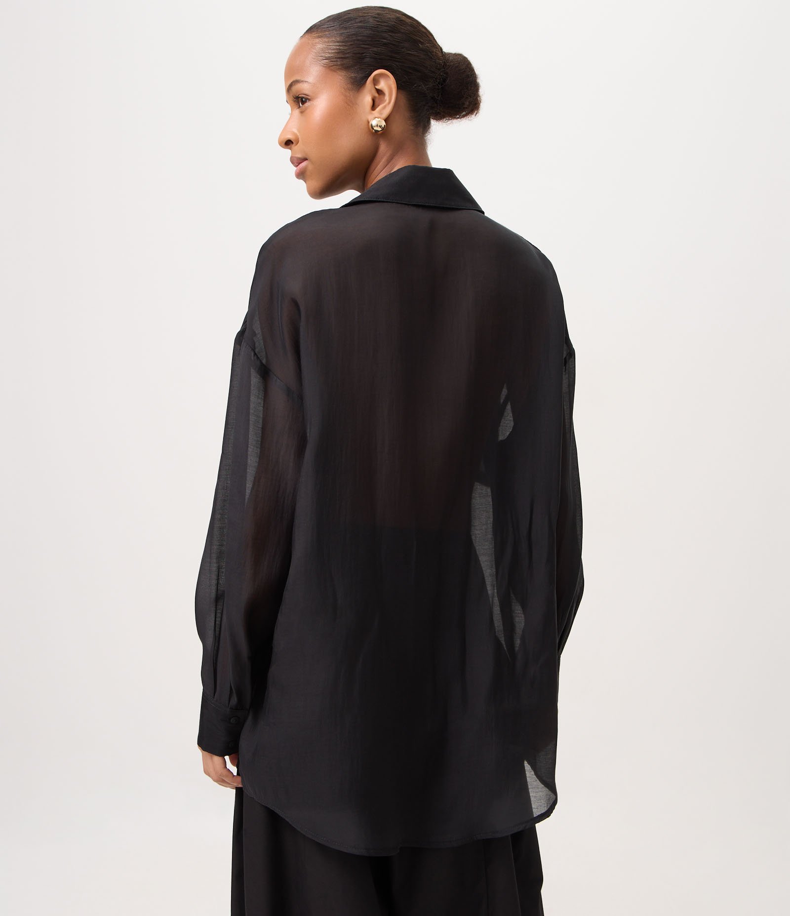 Camisa em Liocel Transparente com Bolsos Frontais Preto 4