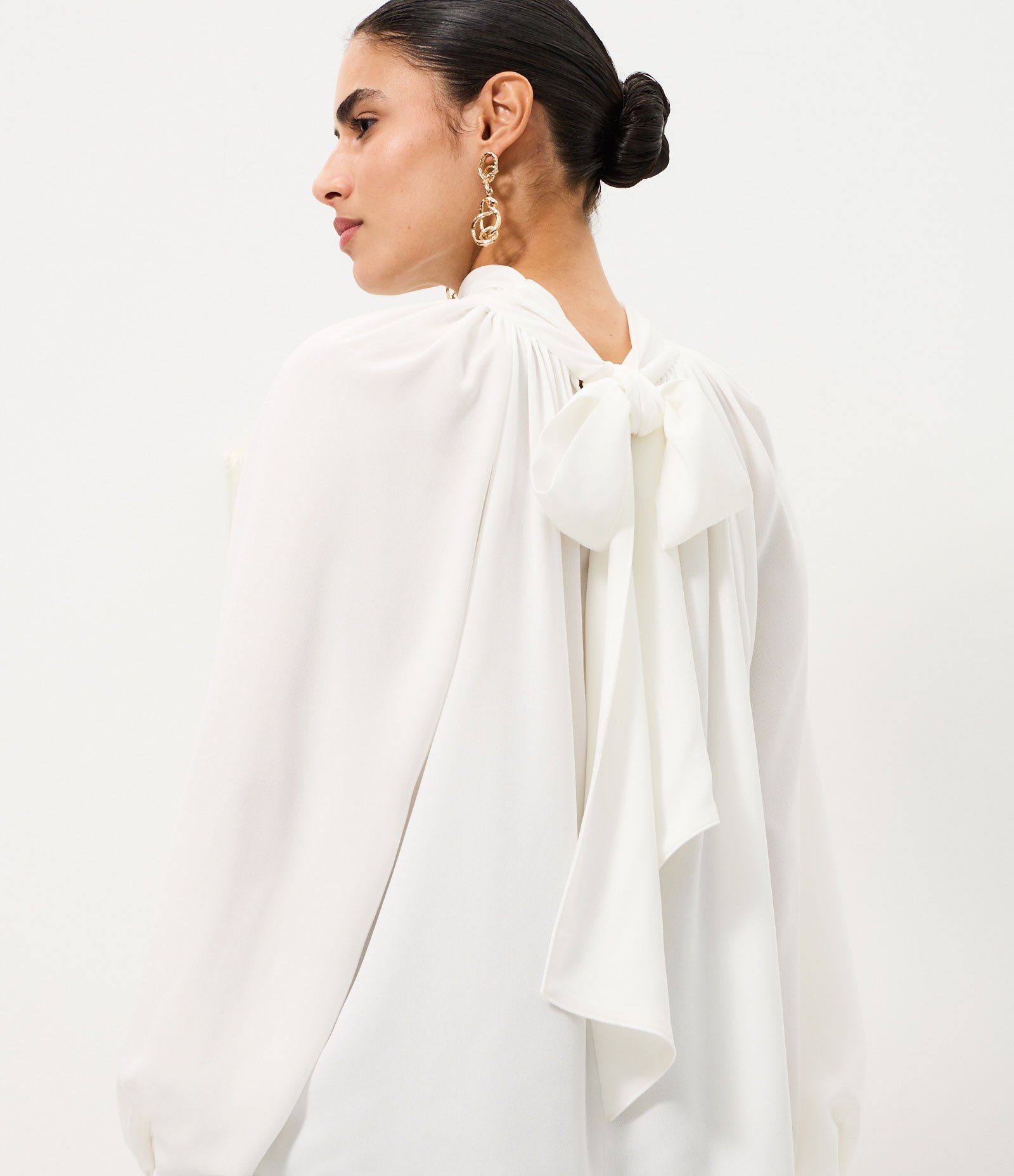 Blusa Bata Alfaiatada com Gola Laço Branco 1